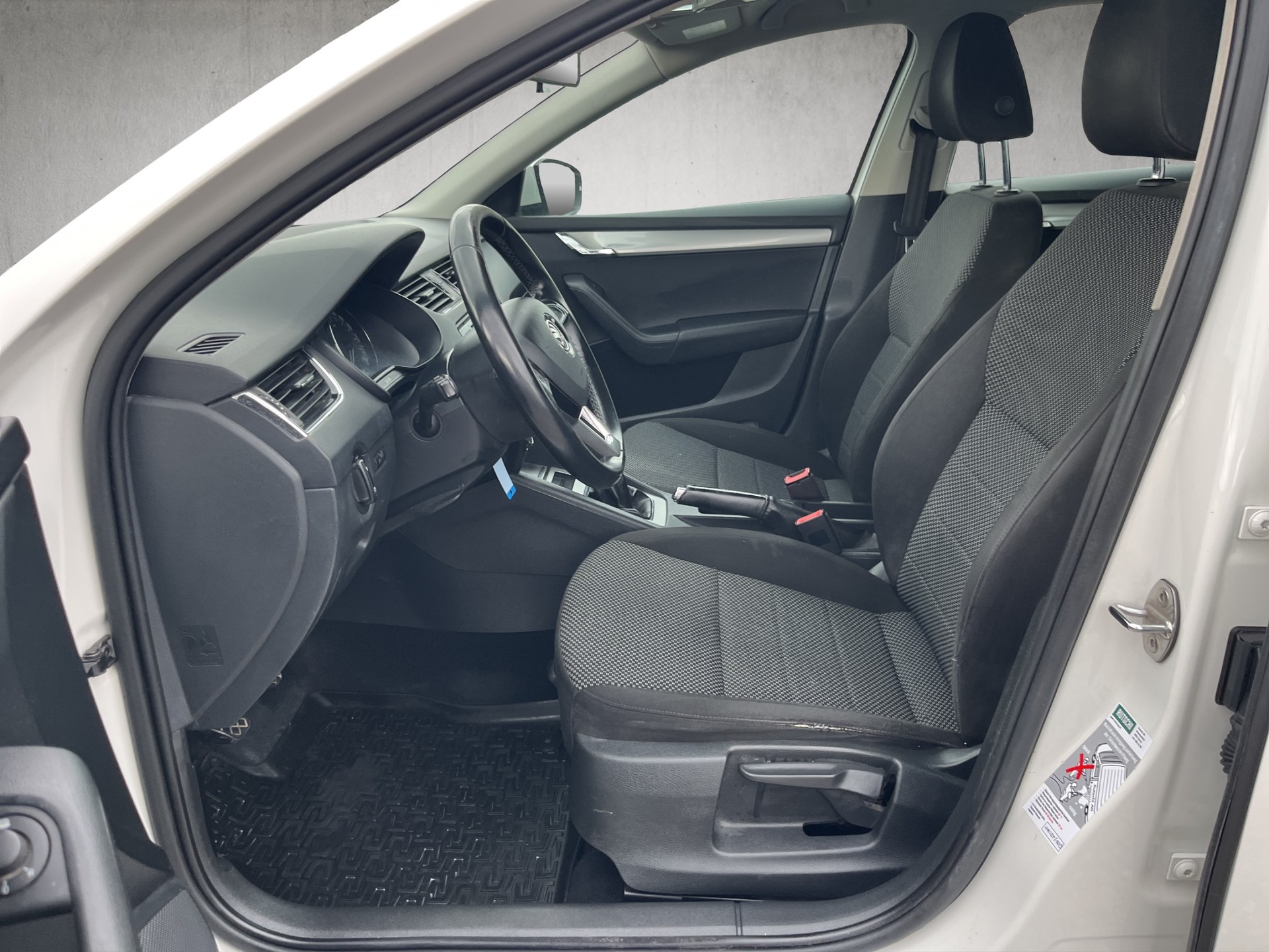 SKODA Octavia Combi 1.6 TDI Ambition-image-9