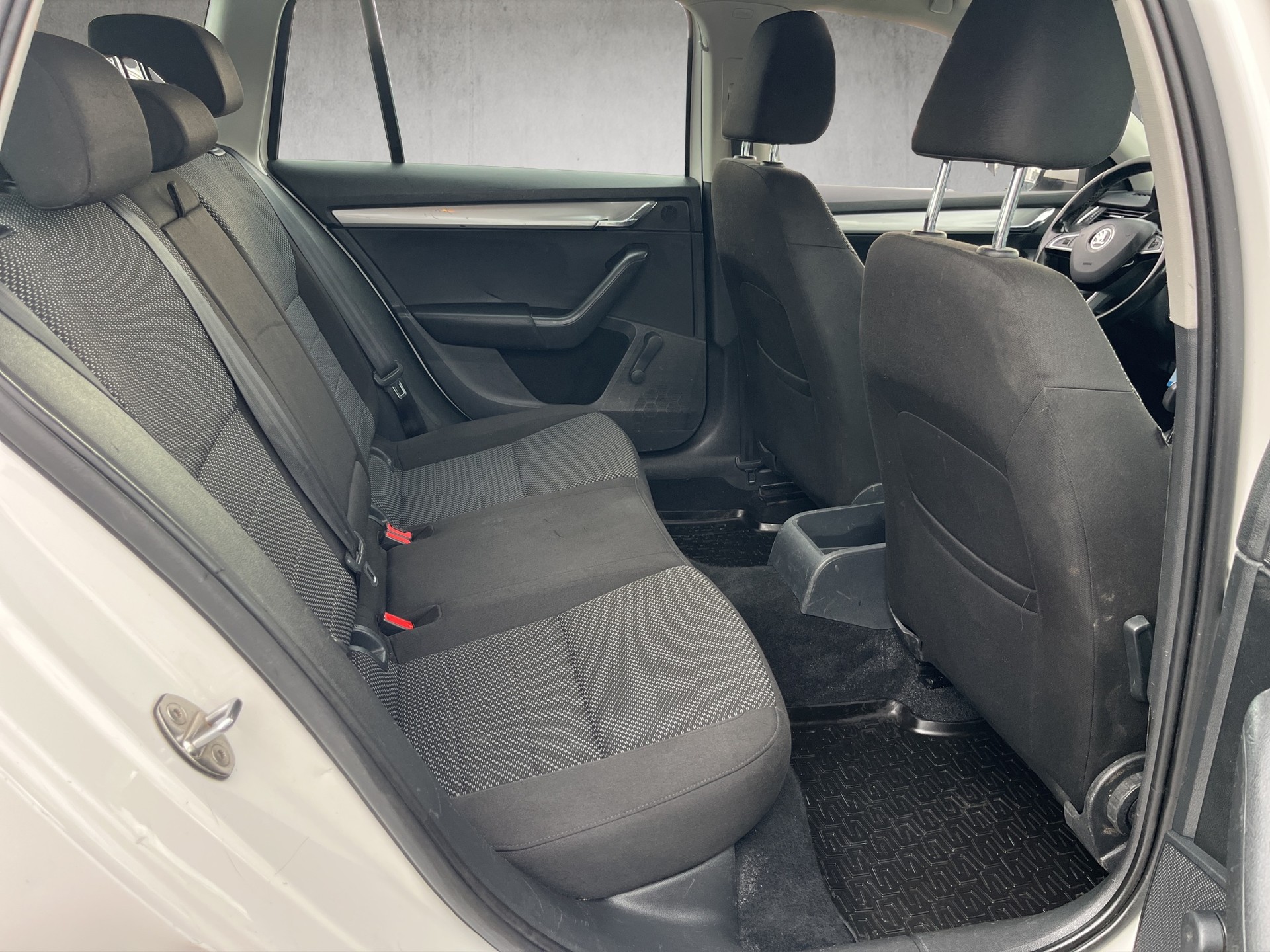 SKODA Octavia Combi 1.6 TDI Ambition-image-12