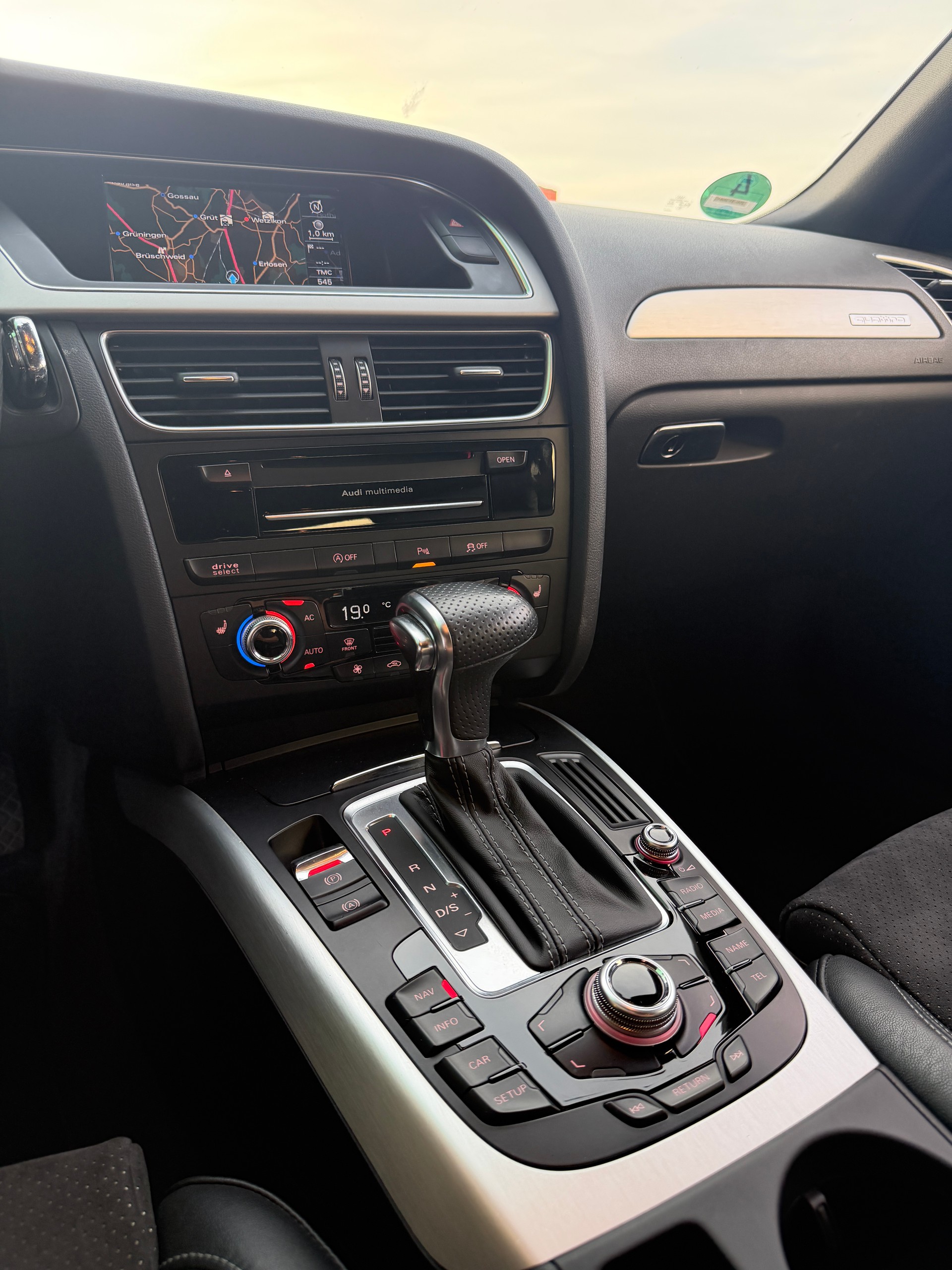 AUDI A4 Avant 2.0 TDI quattro S-tronic-image-11