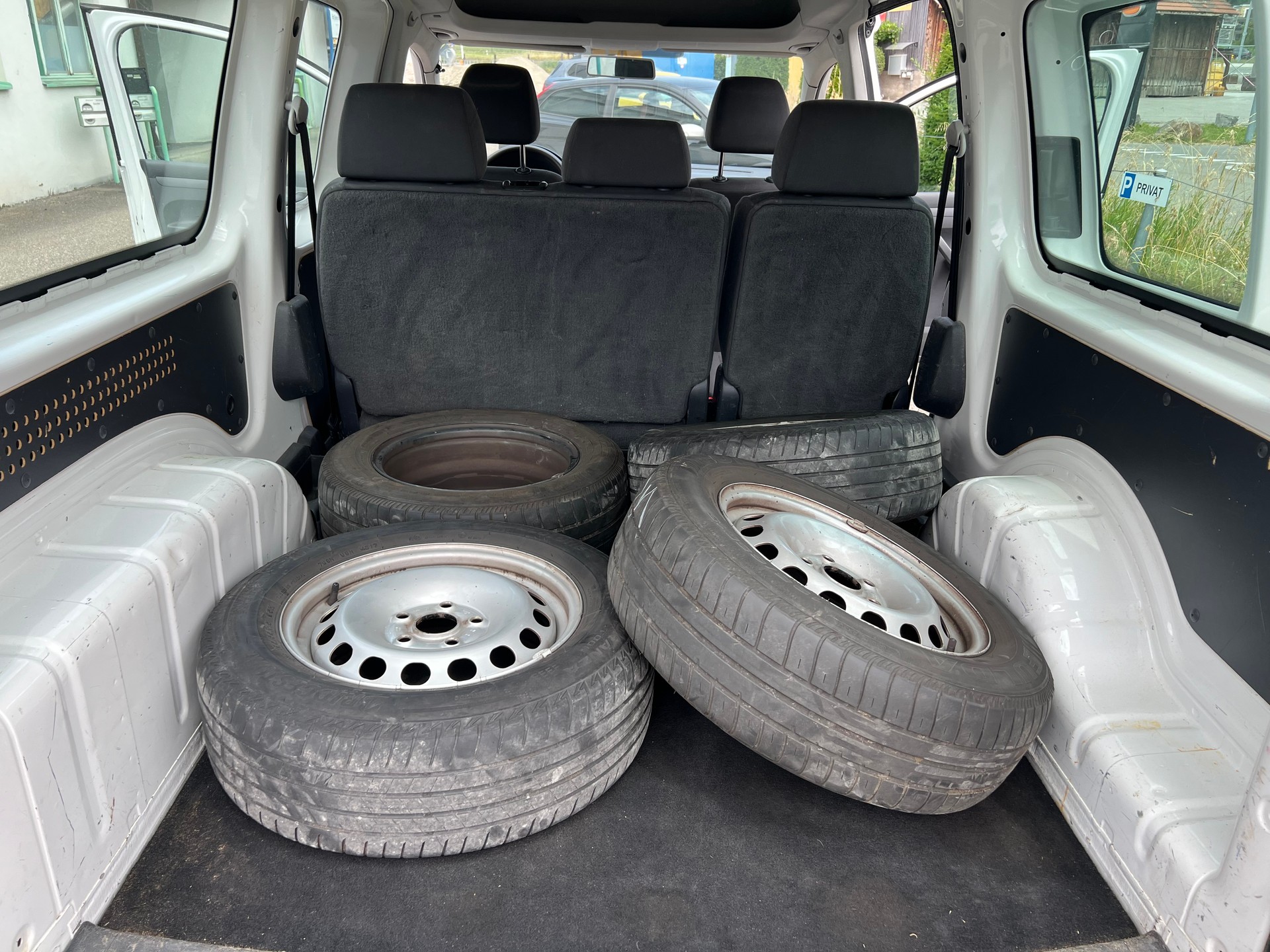 VW Caddy Maxi 2.0 TDI 4Motion-image-4