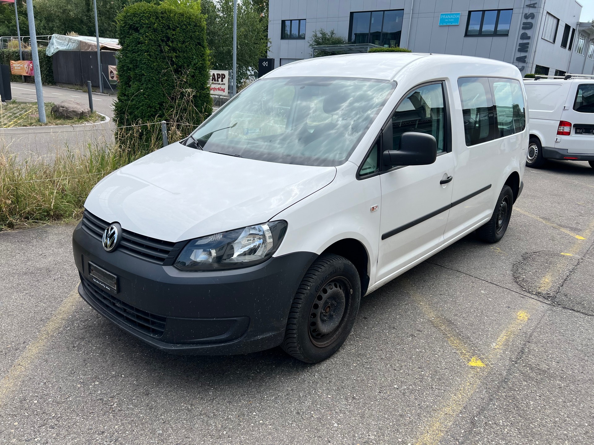 VW Caddy Maxi 2.0 TDI 4Motion-image-1