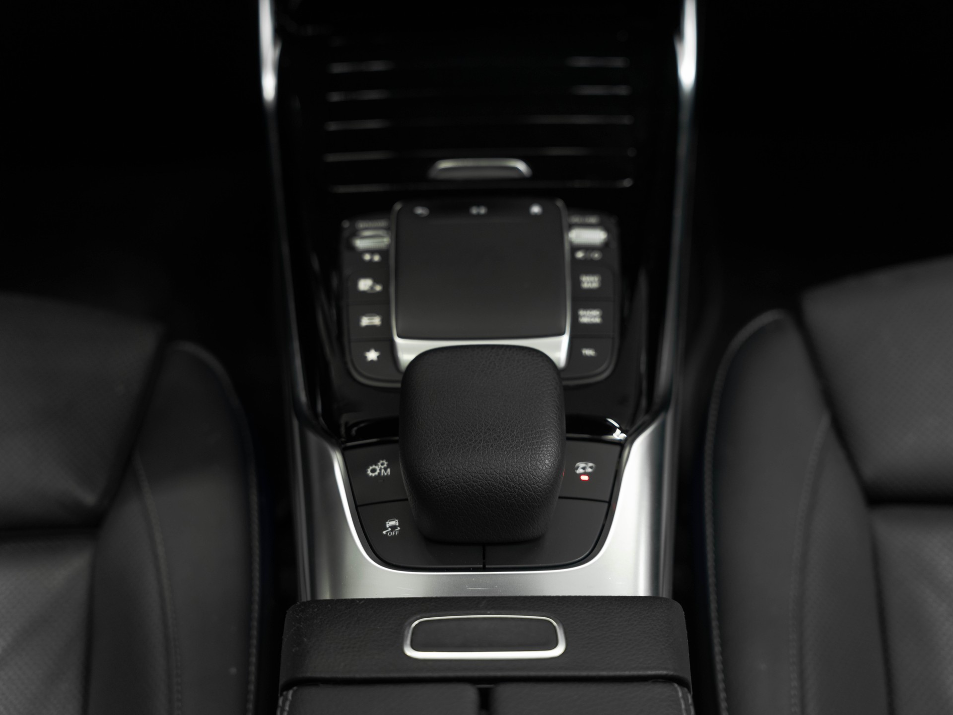 MERCEDES-BENZ A 45 S AMG 4Matic+ Speedshift-image-22
