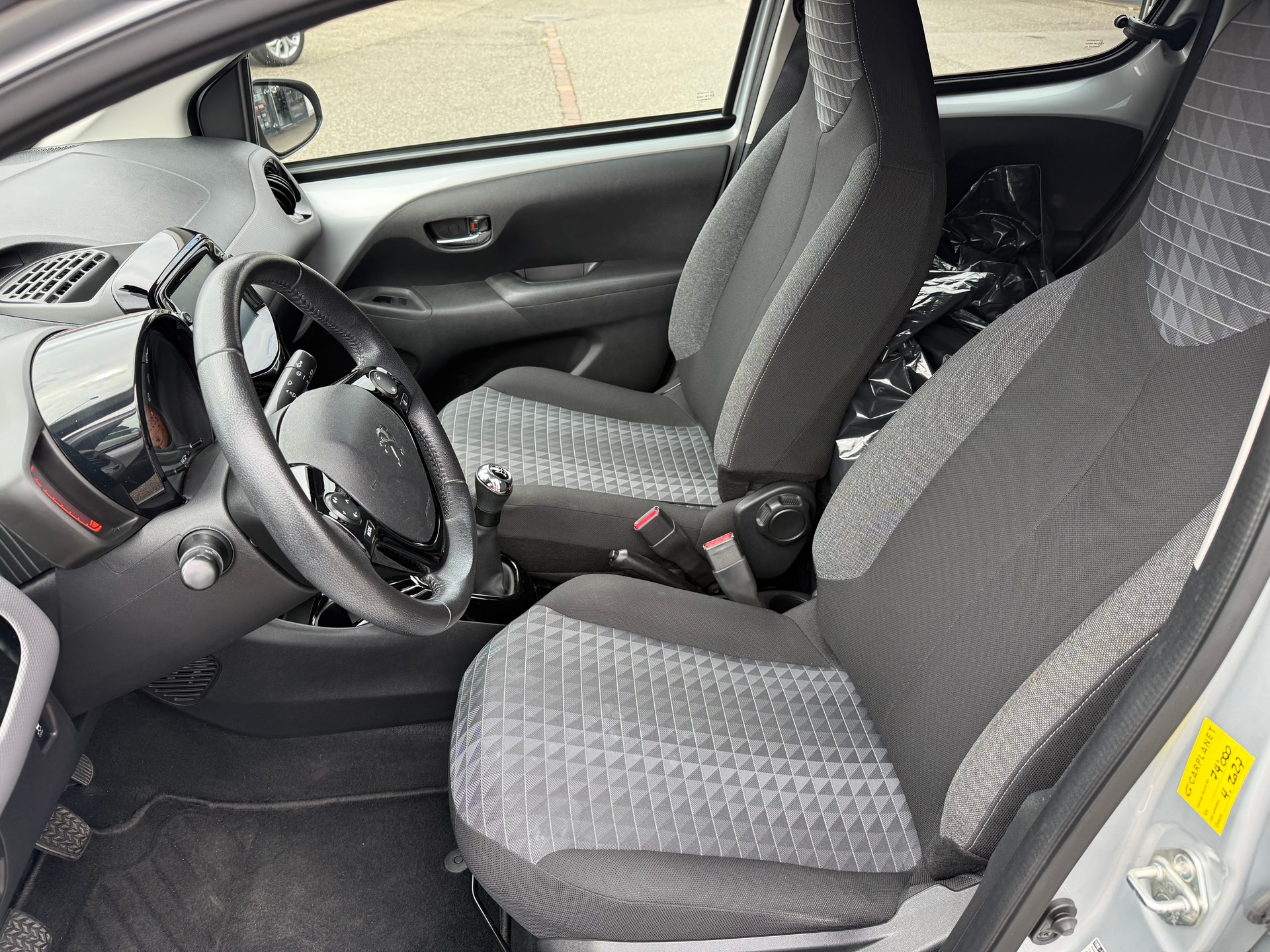 PEUGEOT 108 e-1.0 VTi Stop&Start Allure-image-9