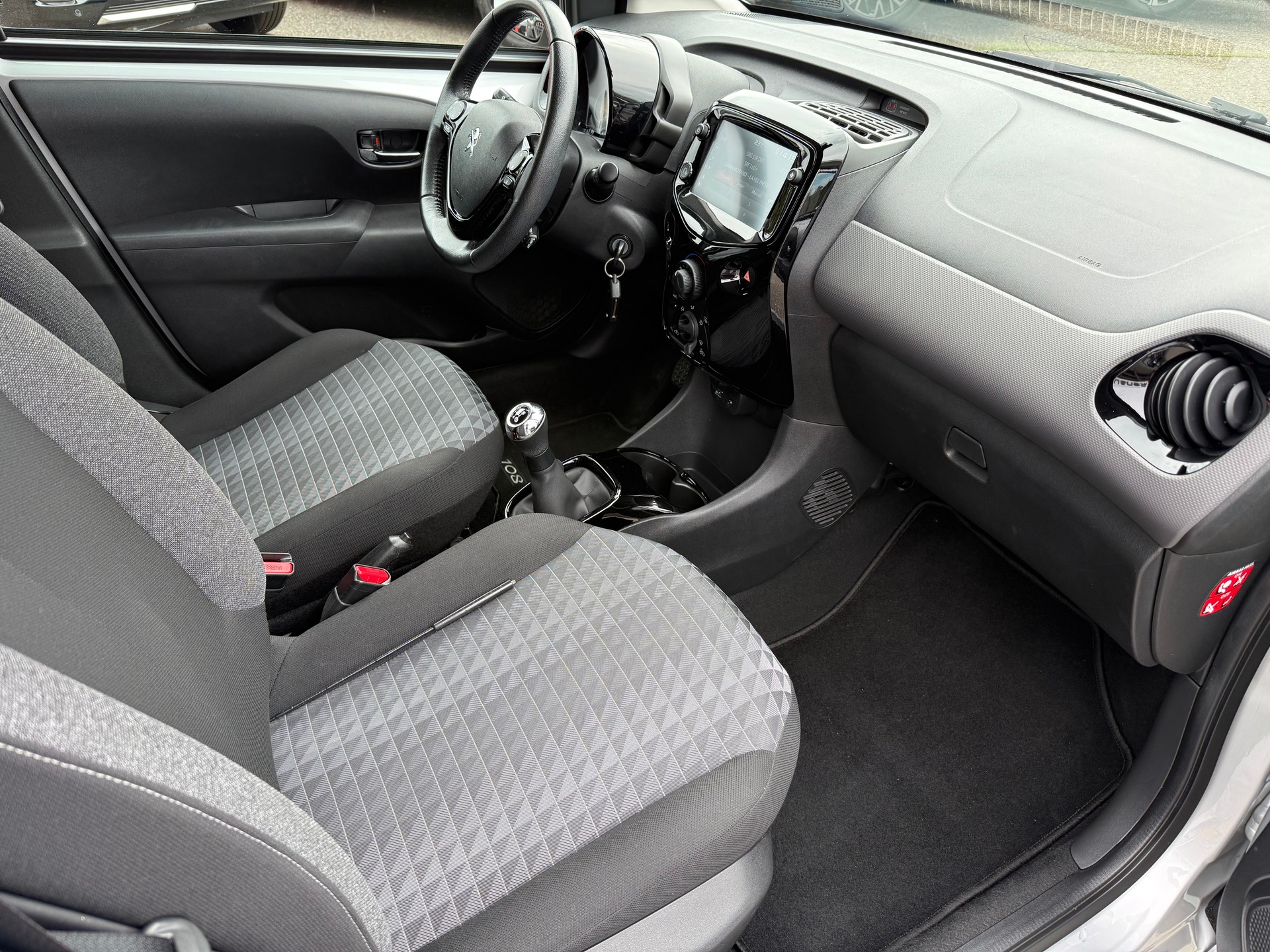 PEUGEOT 108 e-1.0 VTi Stop&Start Allure-image-10