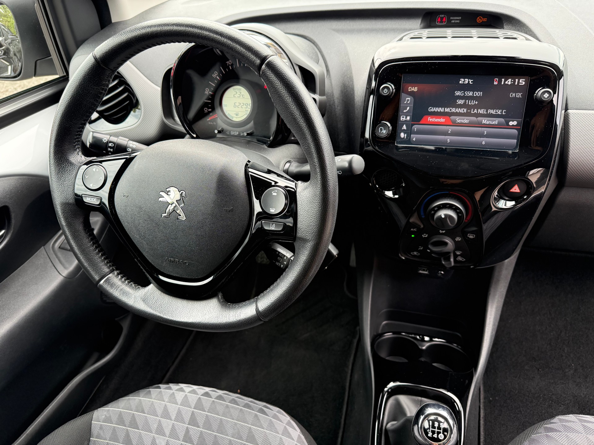 PEUGEOT 108 e-1.0 VTi Stop&Start Allure-image-8