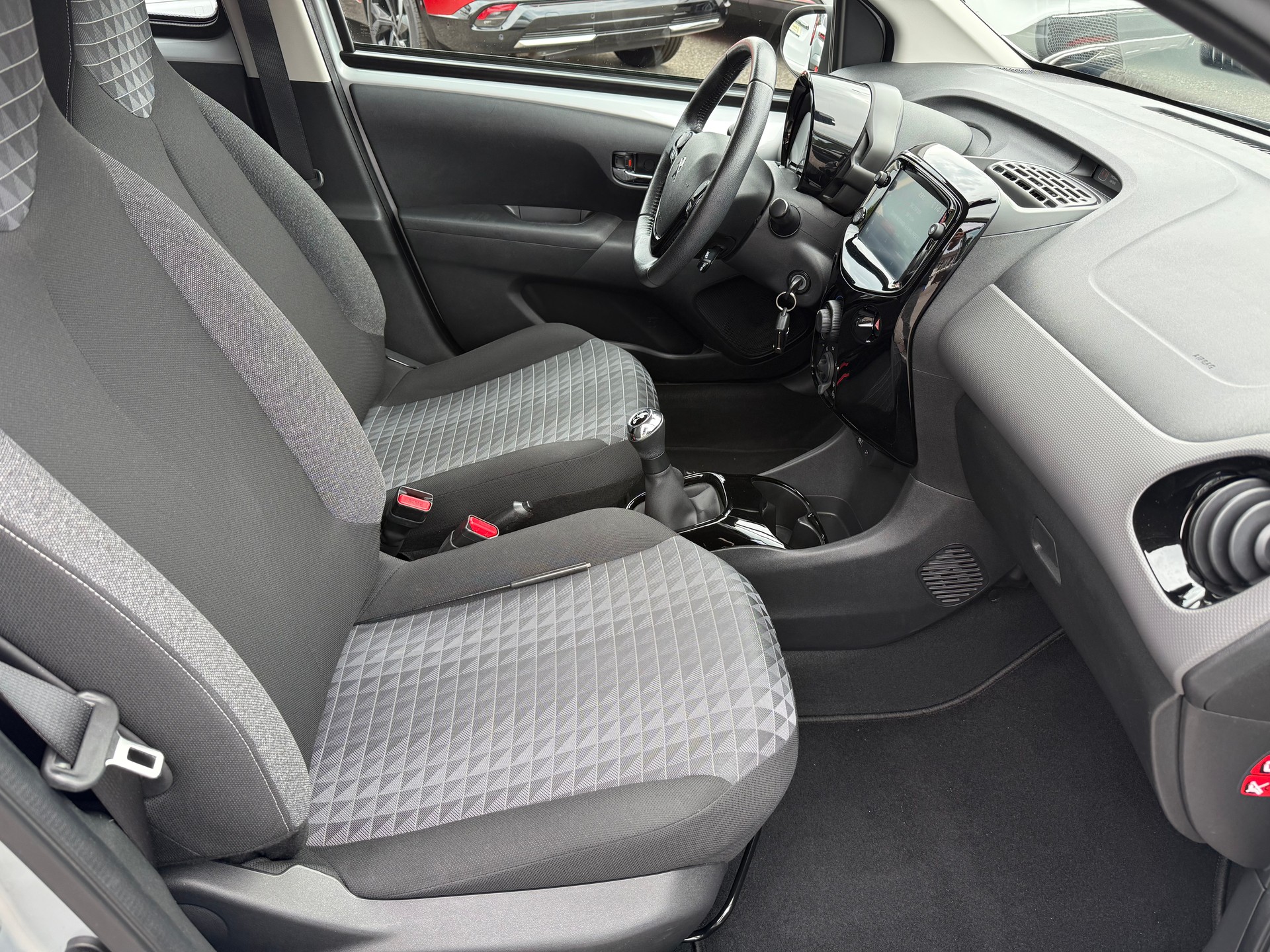 PEUGEOT 108 e-1.0 VTi Stop&Start Allure-image-11