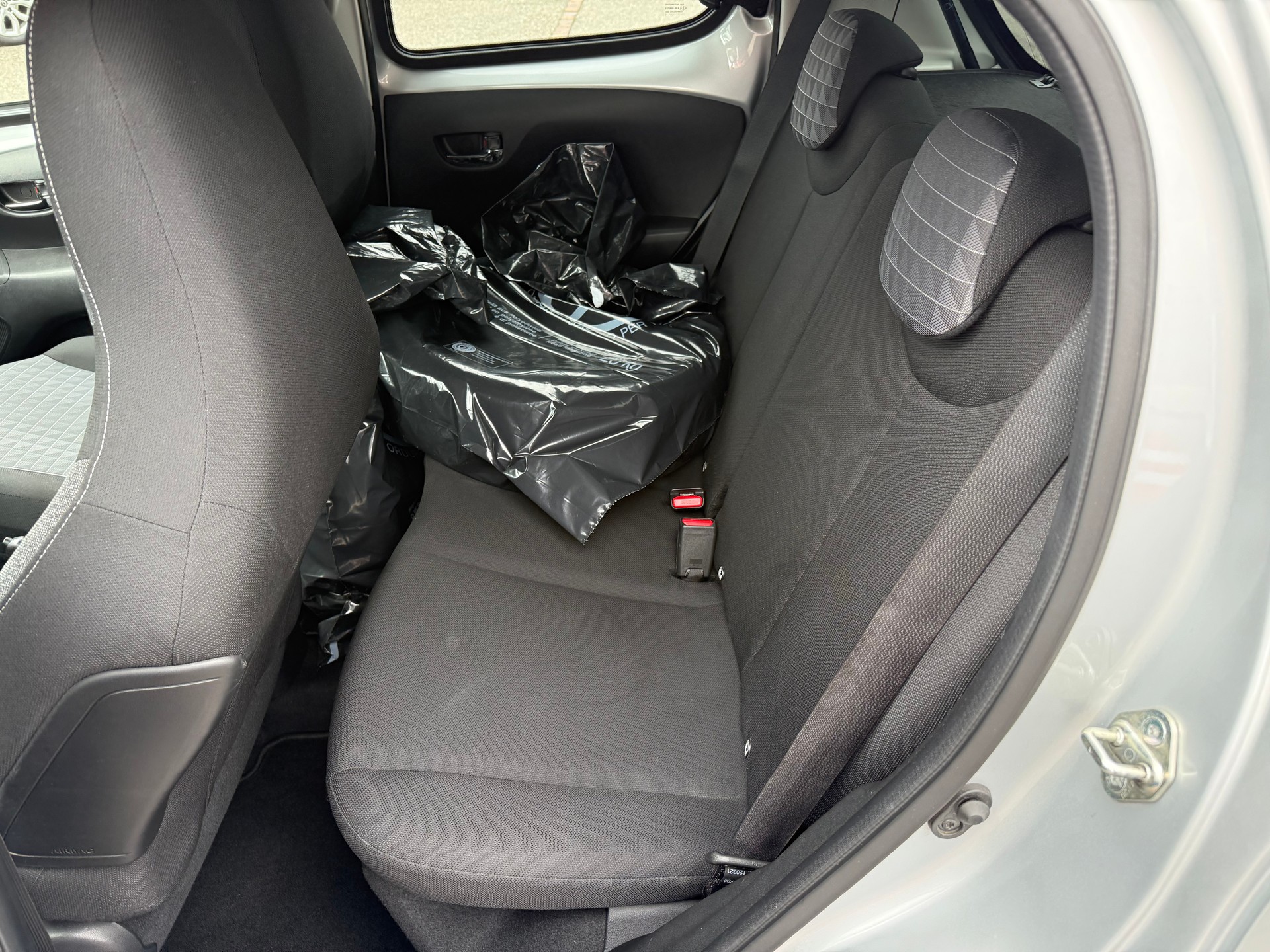PEUGEOT 108 e-1.0 VTi Stop&Start Allure-image-12