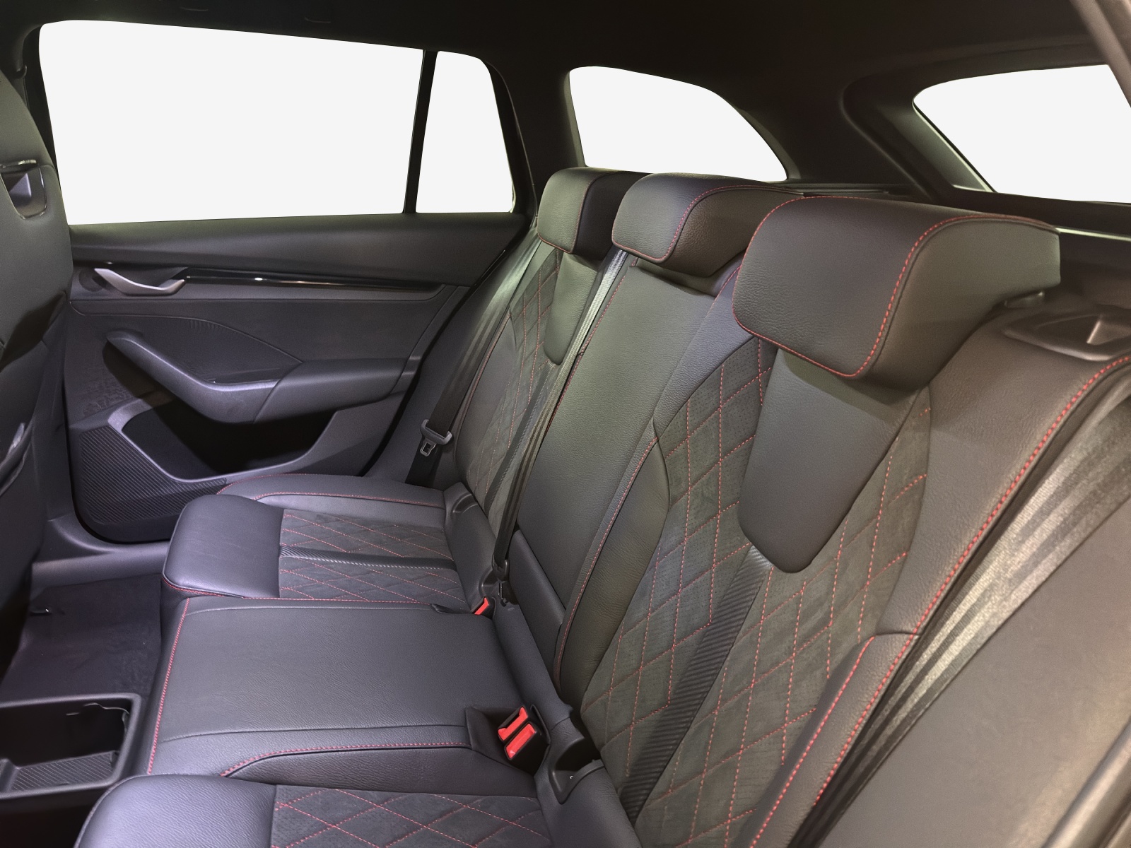 SKODA Octavia Combi 2.0 TSI DSG RS 30 Years Edition-image-8