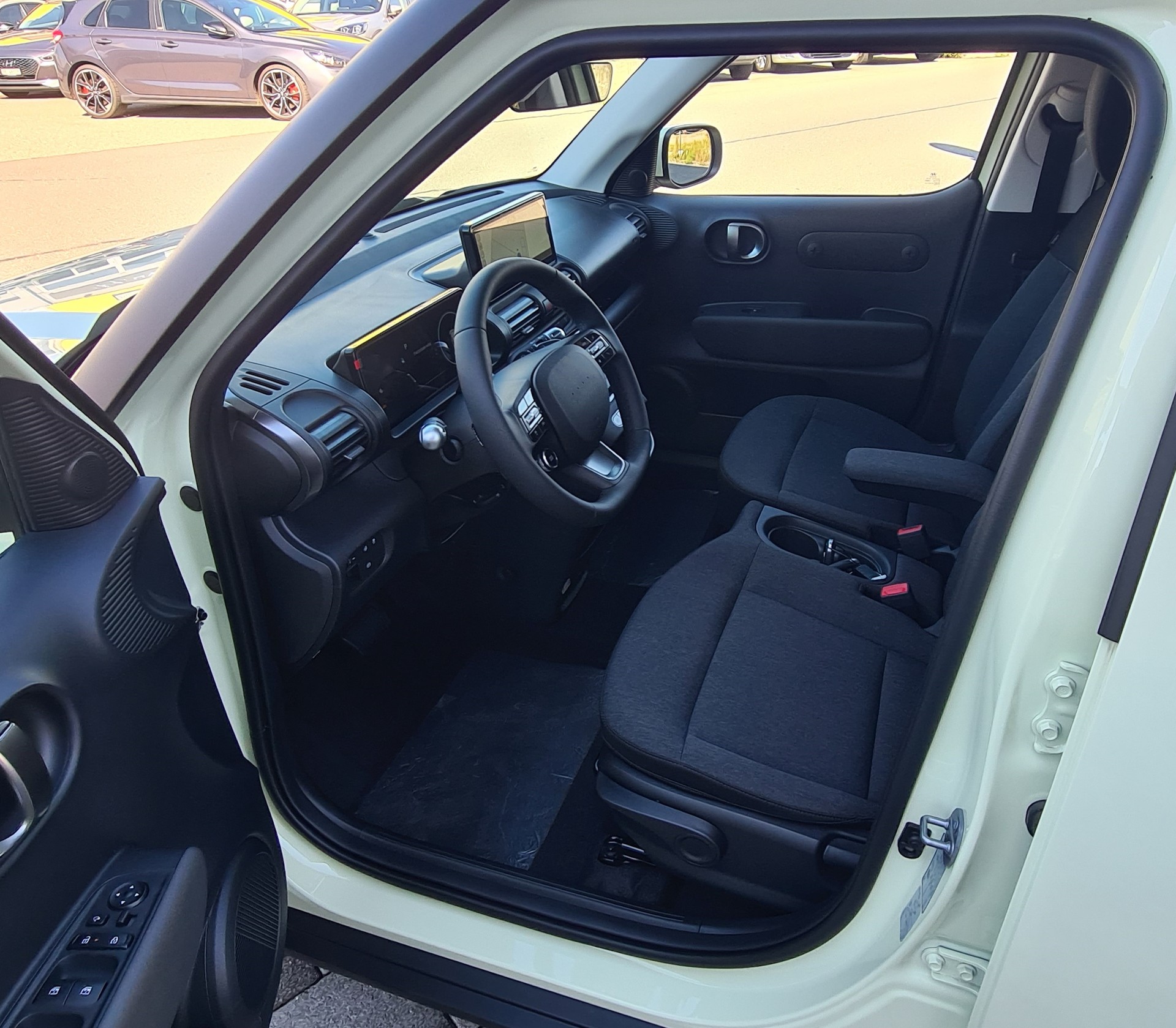 HYUNDAI Inster 49kWh Amplia-image-9