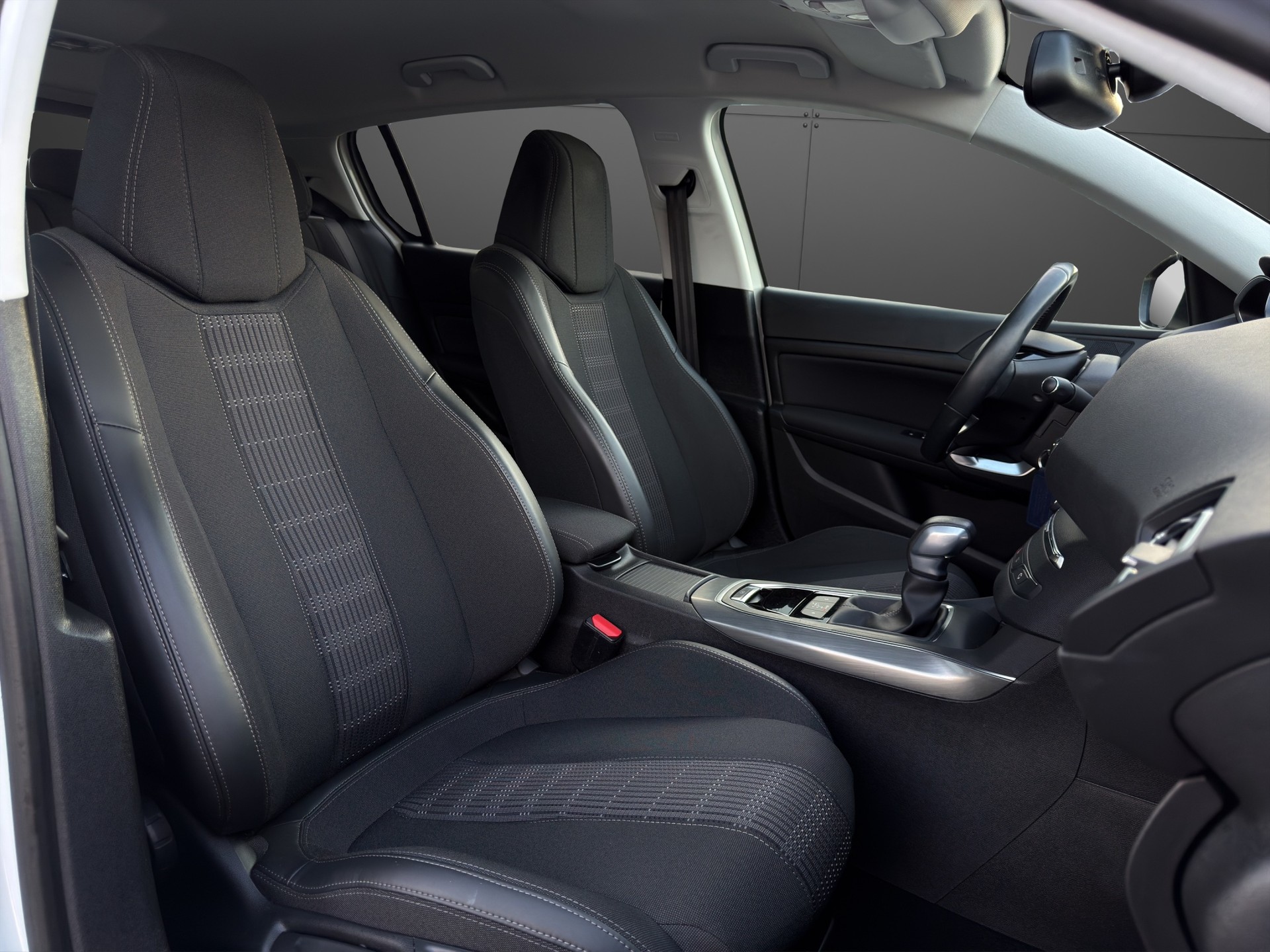 PEUGEOT 308 1.2 Pure Tech Allure EAT6-image-17