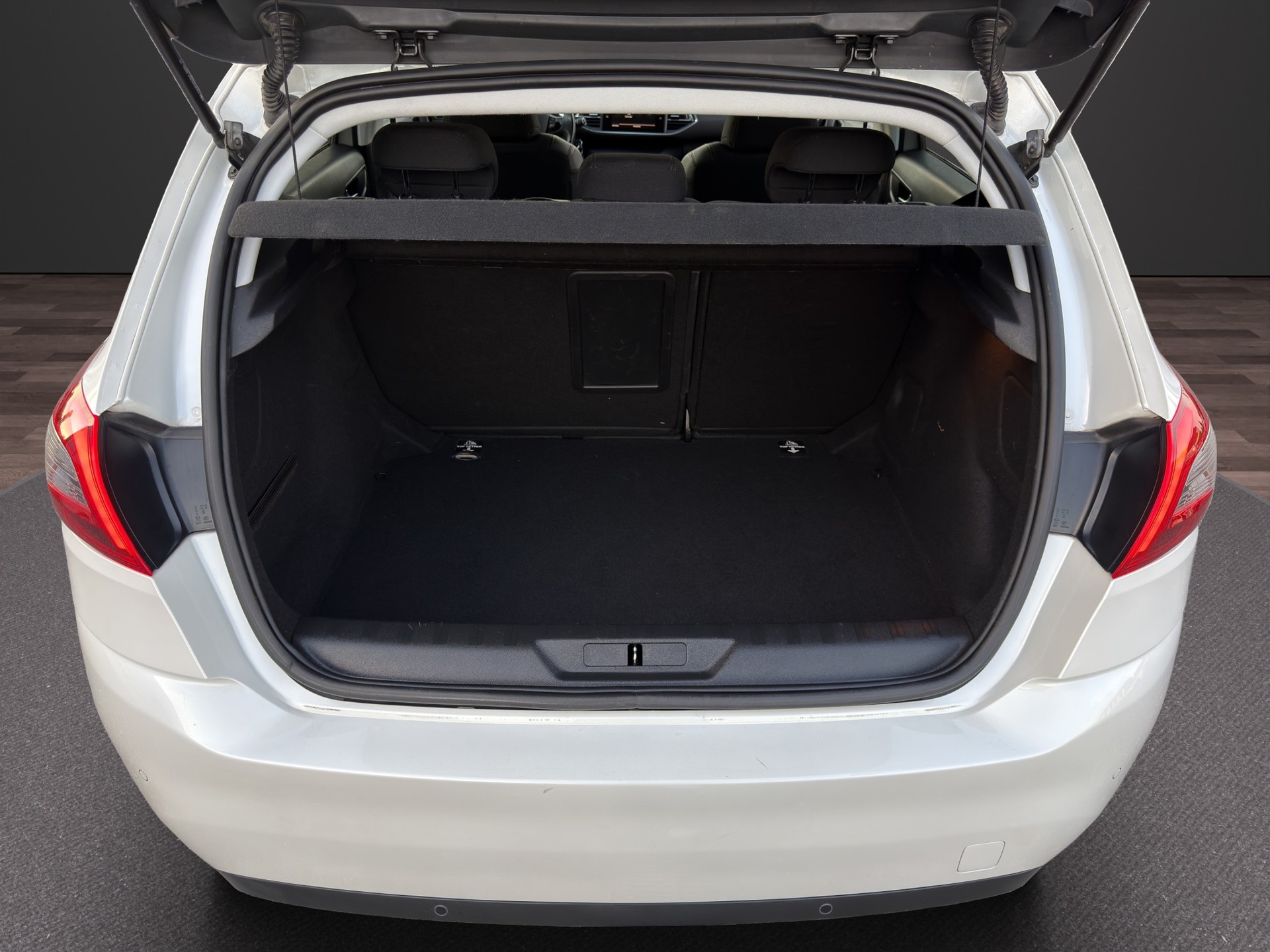 PEUGEOT 308 1.2 Pure Tech Allure EAT6-image-21