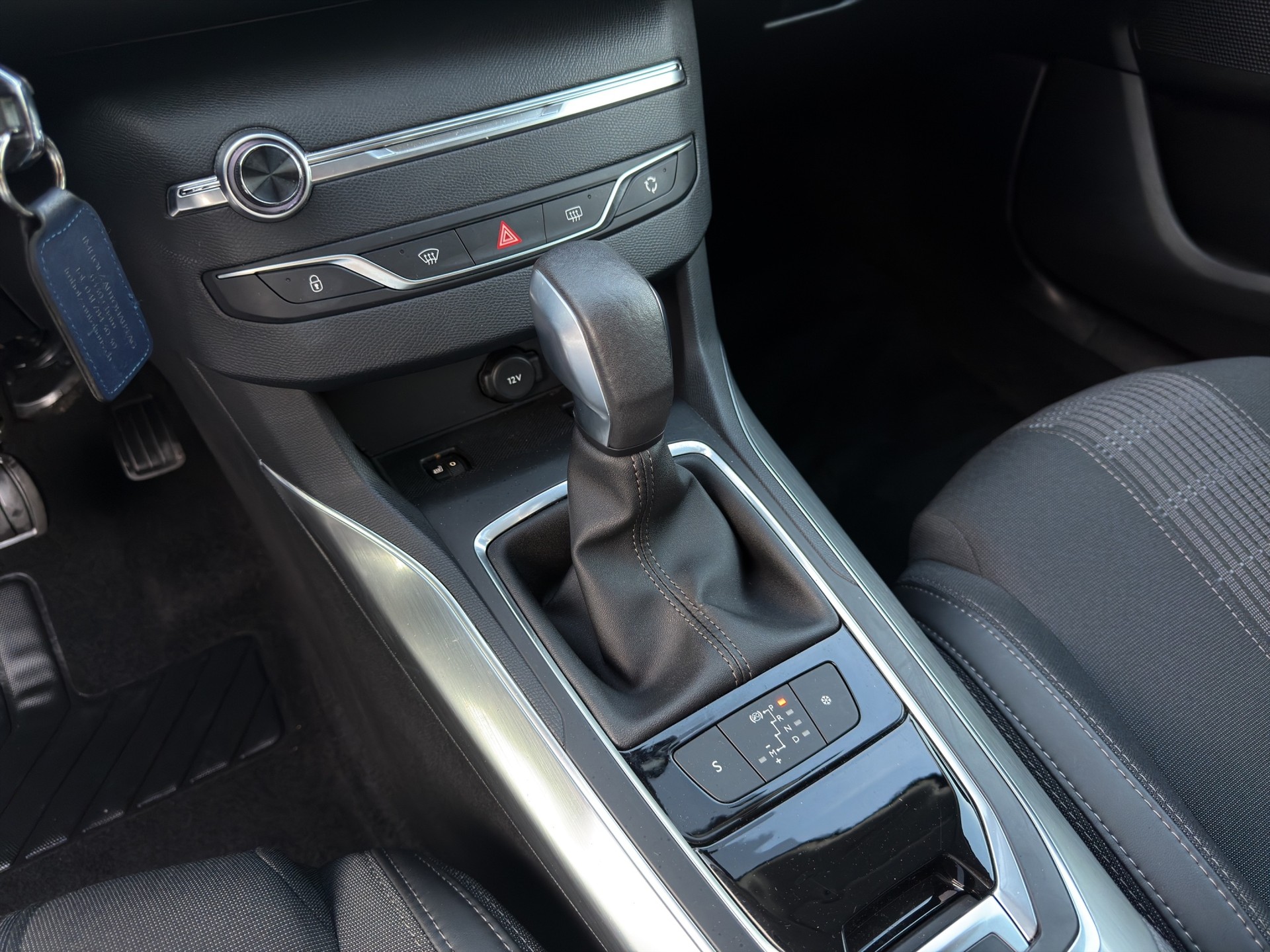 PEUGEOT 308 1.2 Pure Tech Allure EAT6-image-15