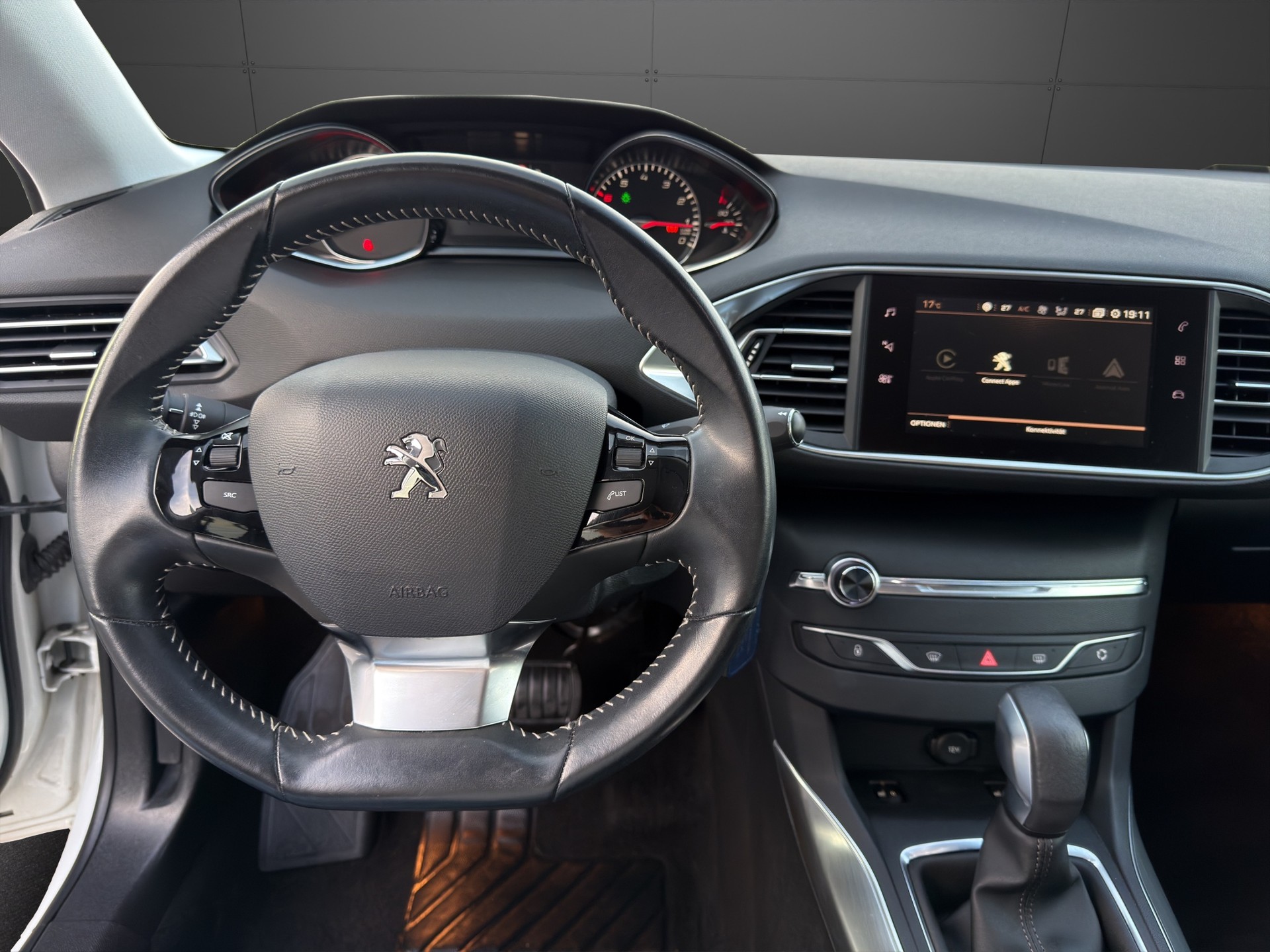 PEUGEOT 308 1.2 Pure Tech Allure EAT6-image-11