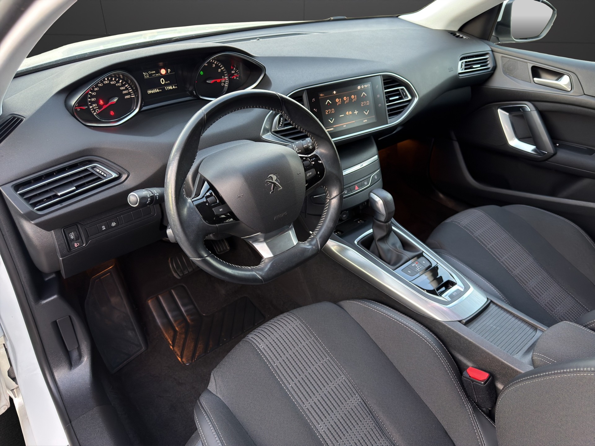 PEUGEOT 308 1.2 Pure Tech Allure EAT6-image-9