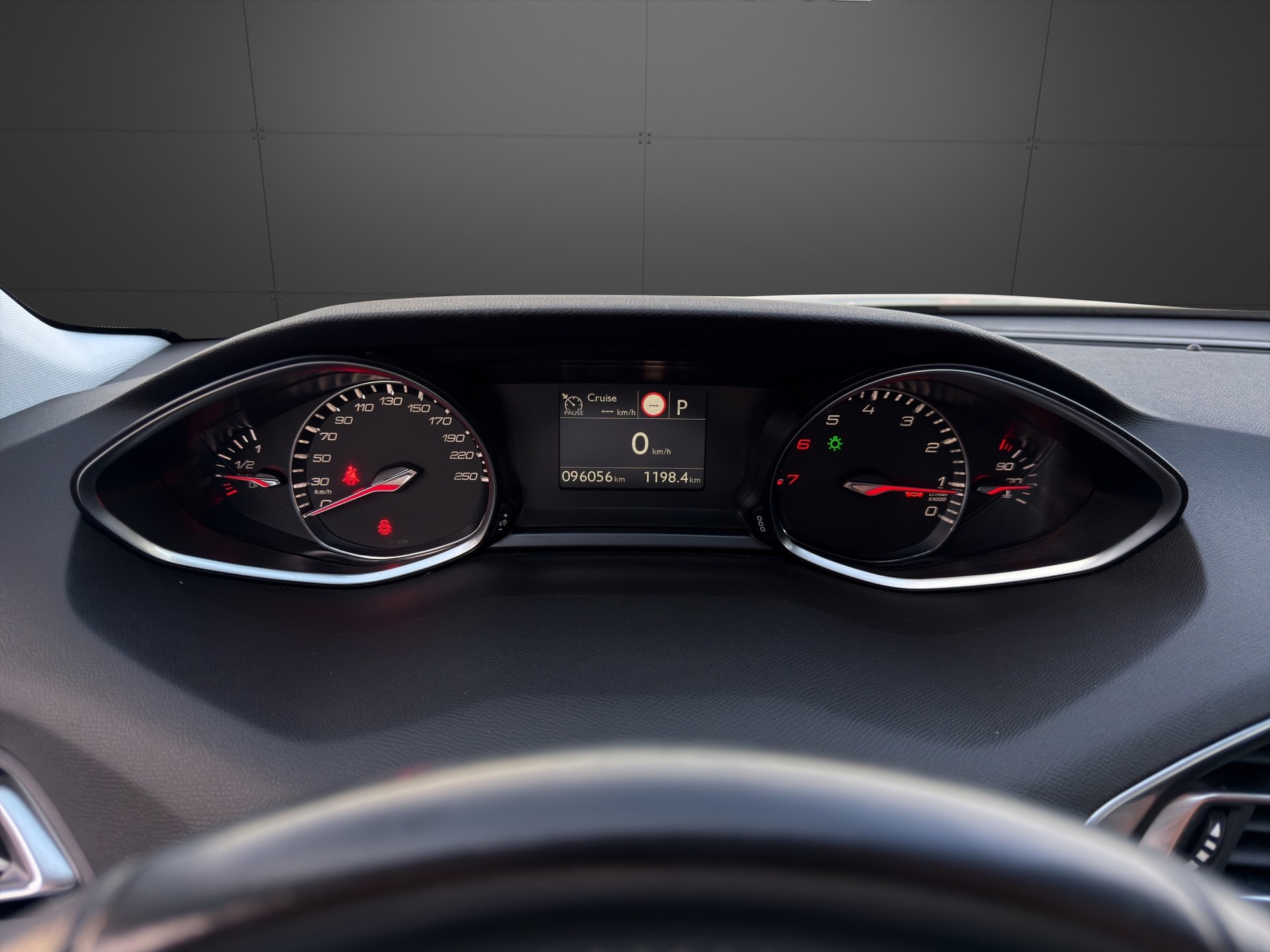 PEUGEOT 308 1.2 Pure Tech Allure EAT6-image-12
