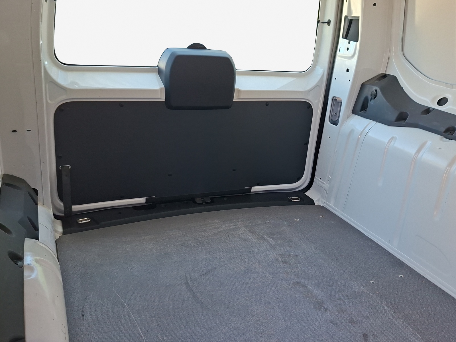 VW Caddy Cargo 2.0TDI Maxi-image-11