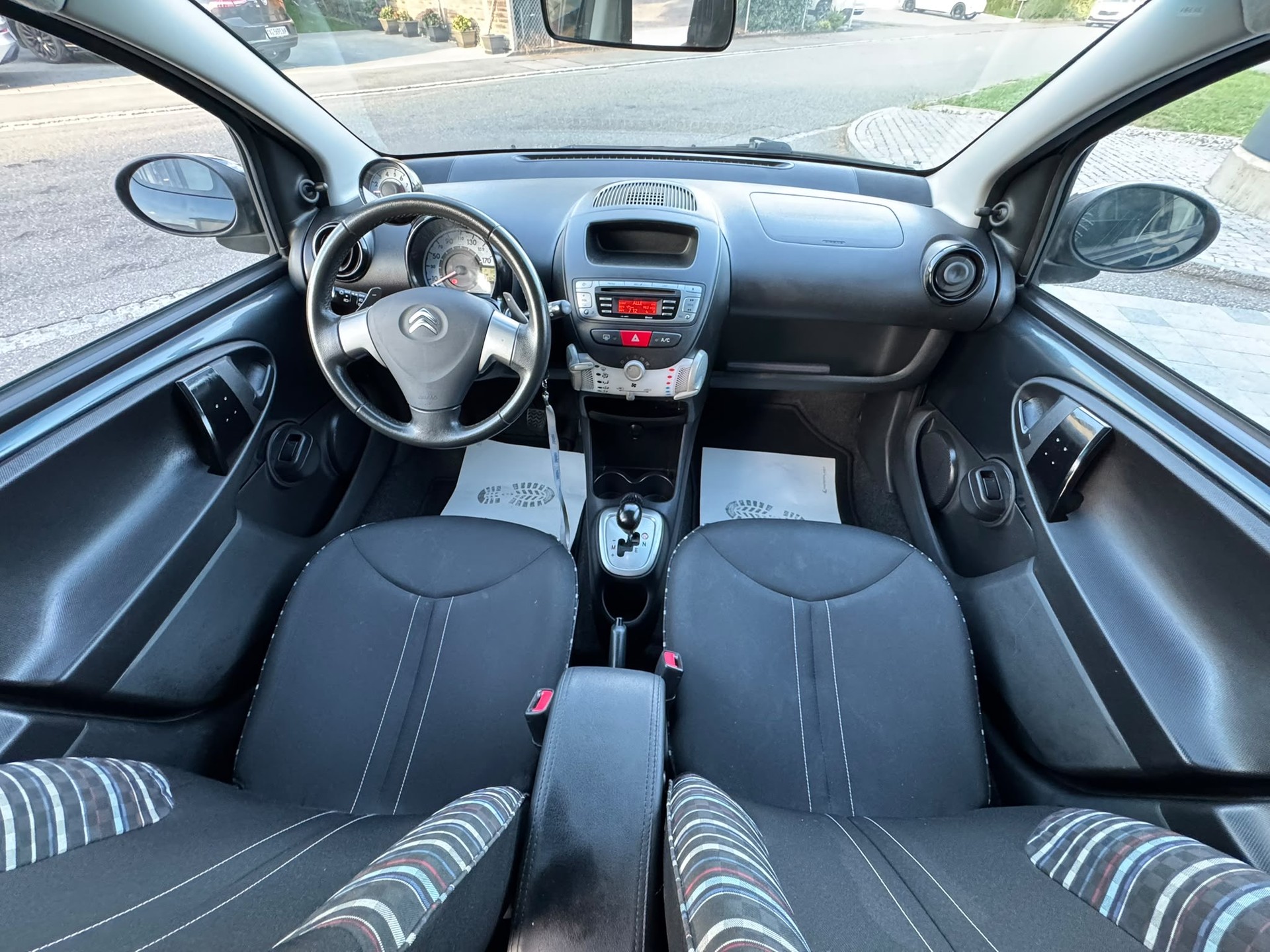 CITROEN C1 1.0i Exclusive EGS-image-6
