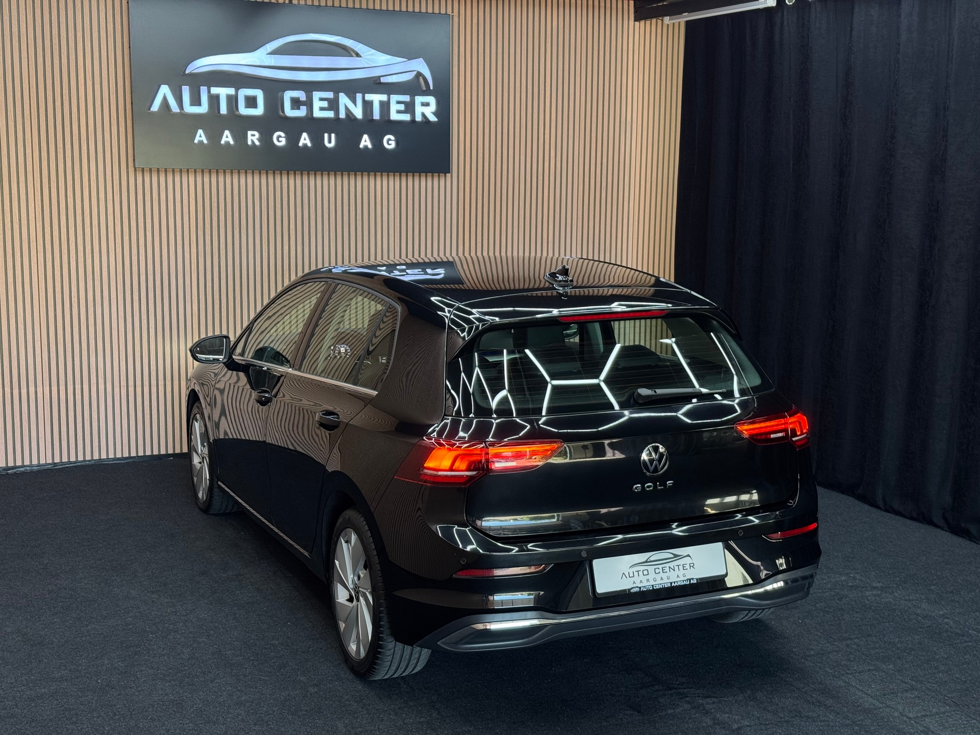 VW Golf VIII 2.0 TDI Style DSG *ab CHF 249.-/ Monat*-showroom-element-3