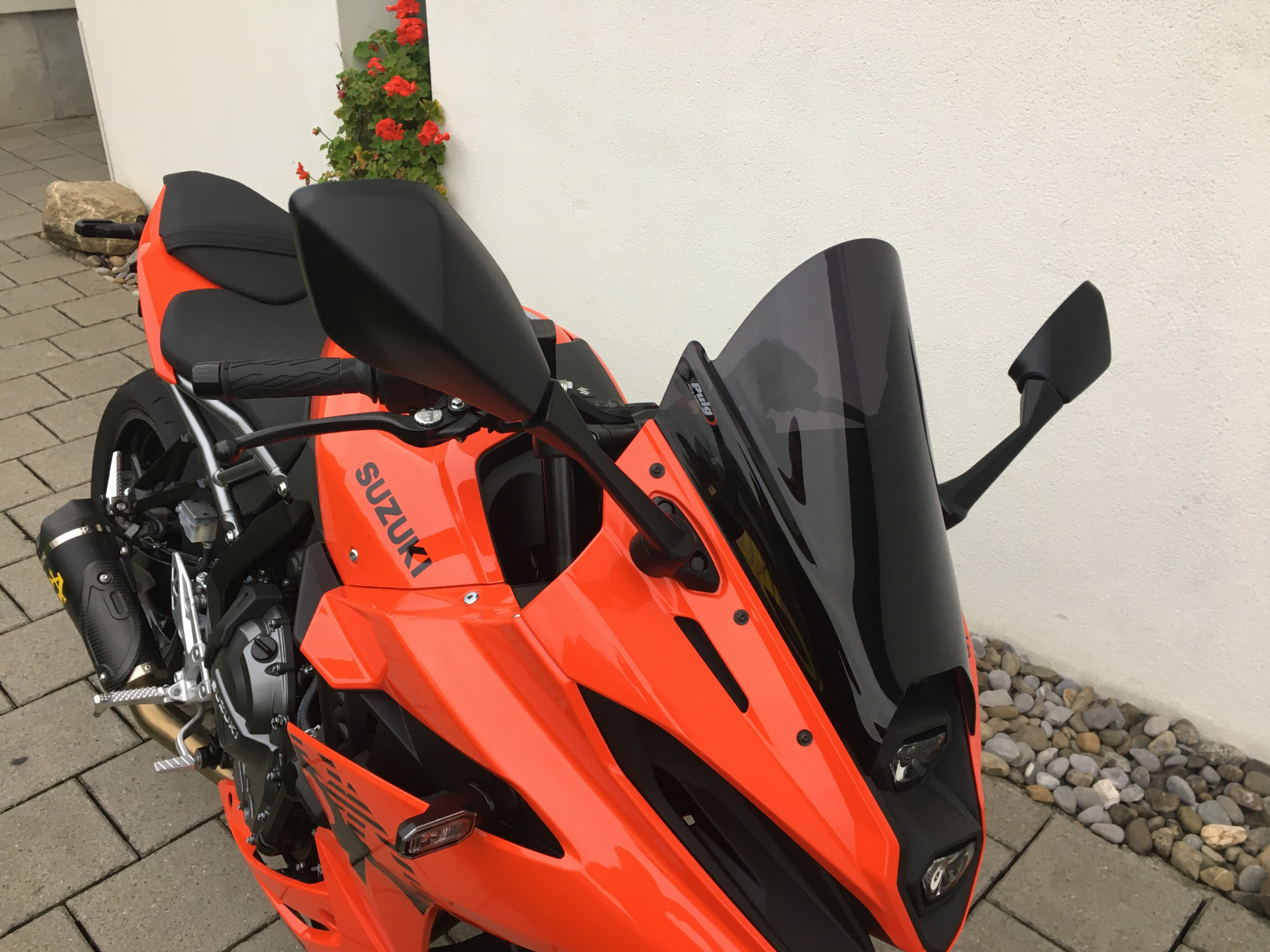 SUZUKI GSX-8R-showroom-element-2