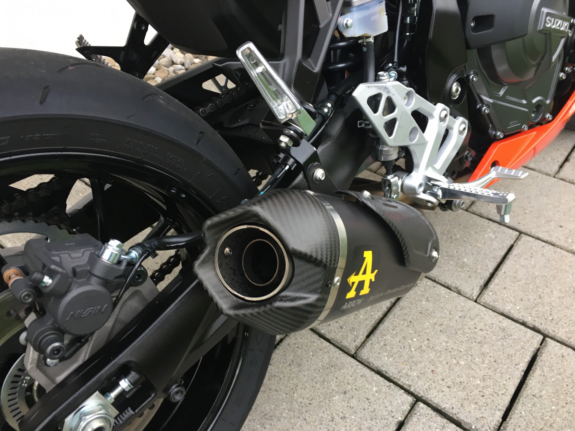 SUZUKI GSX-8R-showroom-element-3