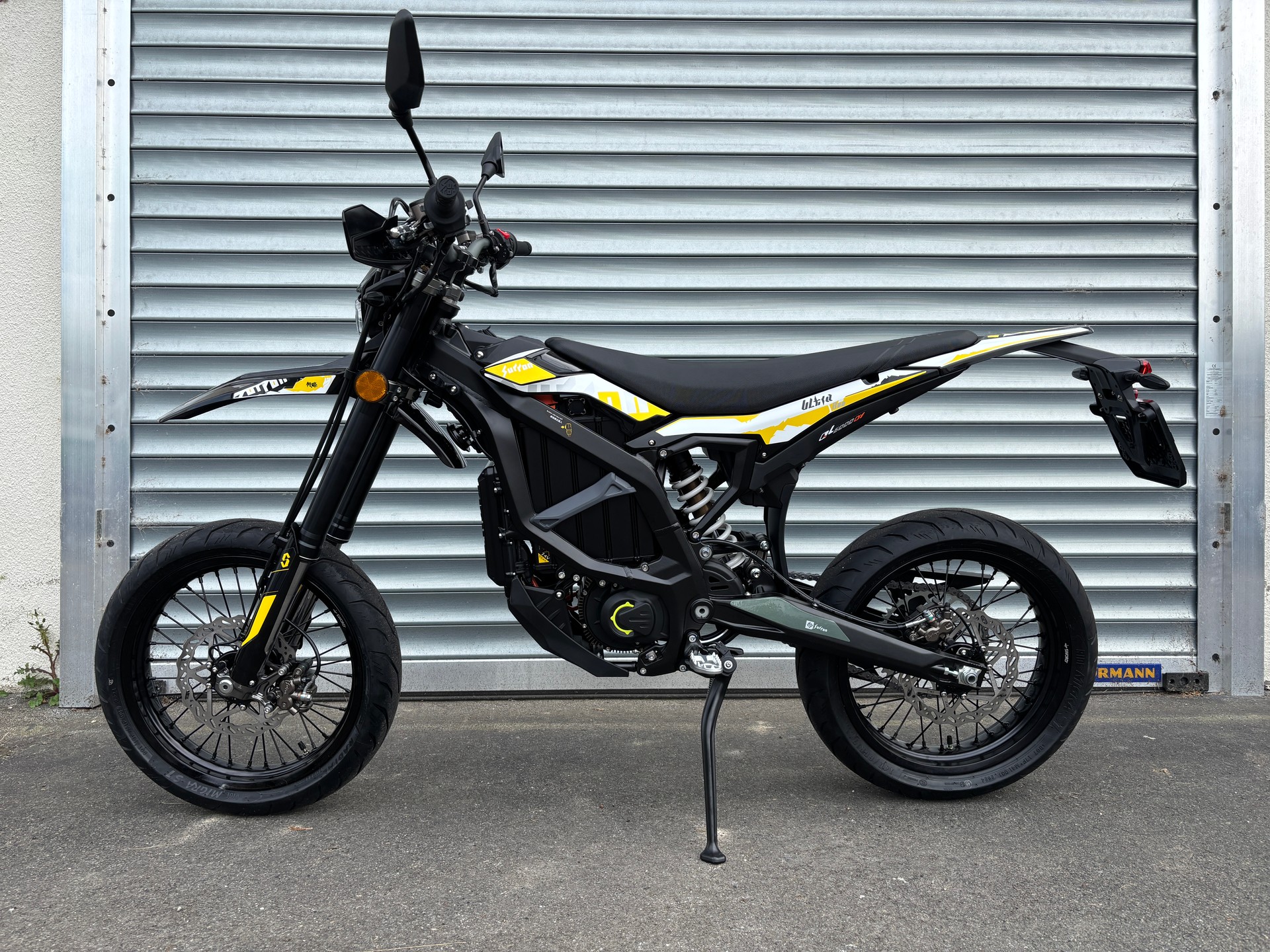 SUR-RON Ultra Bee-showroom-element-1