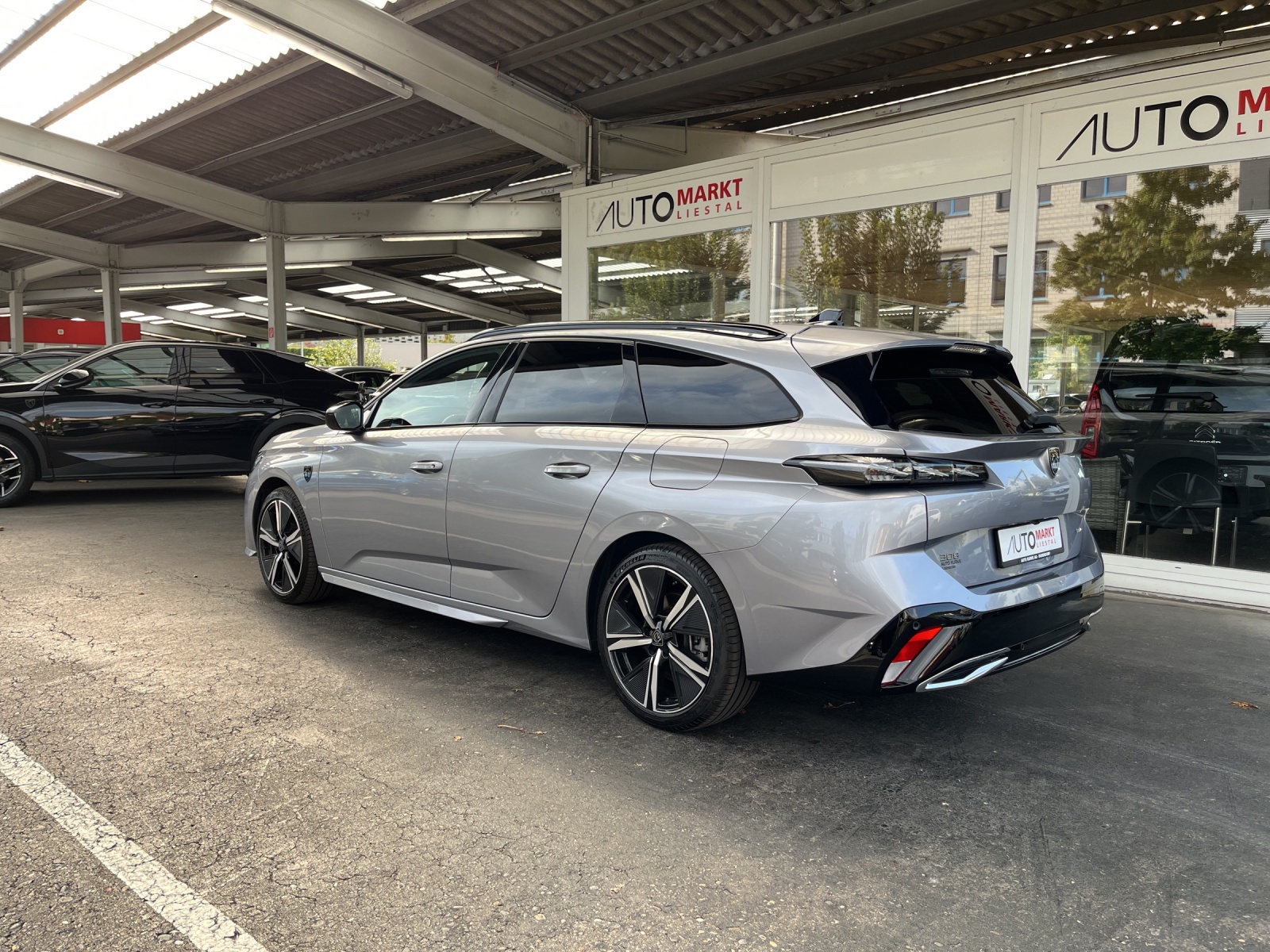 PEUGEOT 308 SW 1.6 PHEV 180 GT-image-2