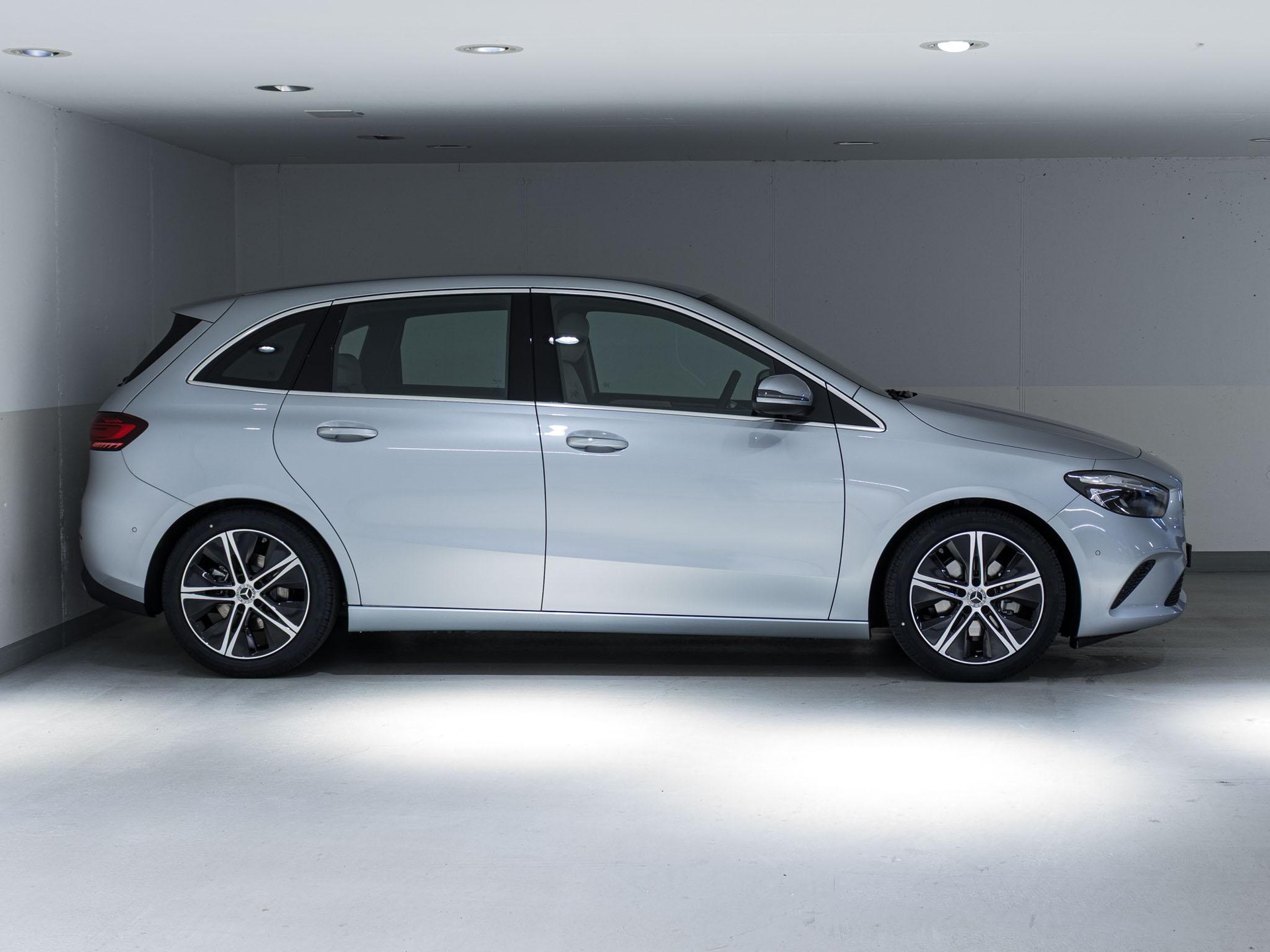 MERCEDES-BENZ B 200-image-1