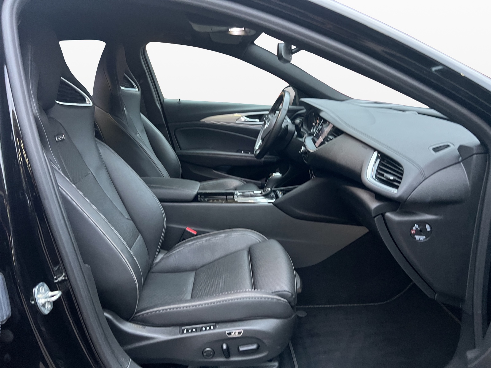 OPEL Insignia 2.0 T GSi 4WD Automatic-image-14