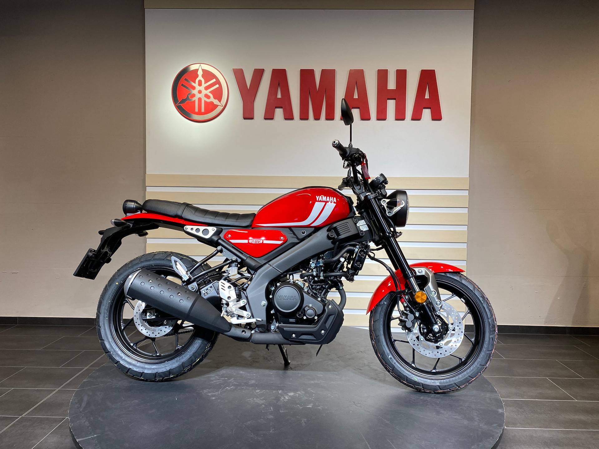 YAMAHA XSR 125-showroom-element-1