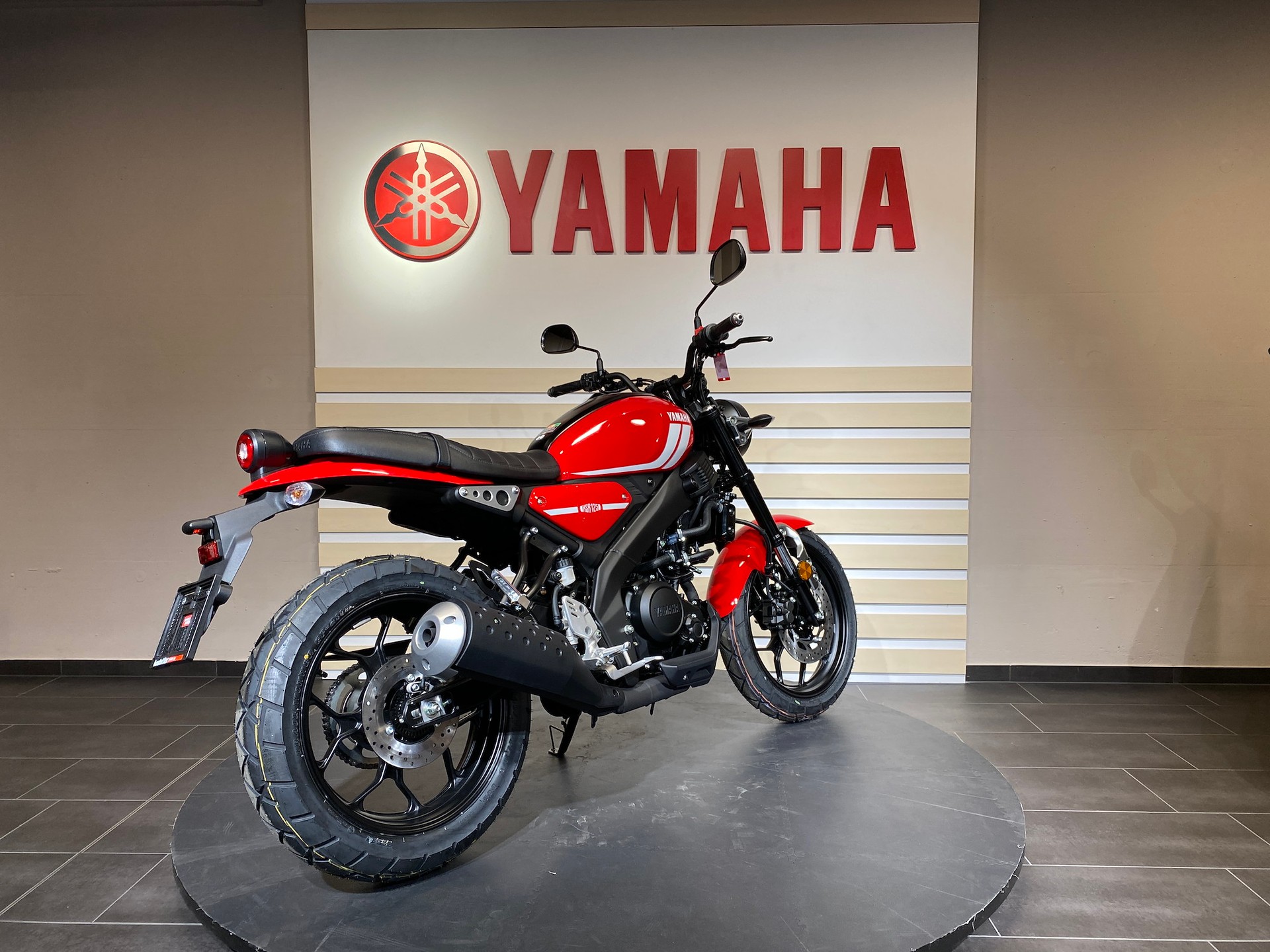YAMAHA XSR 125-showroom-element-2
