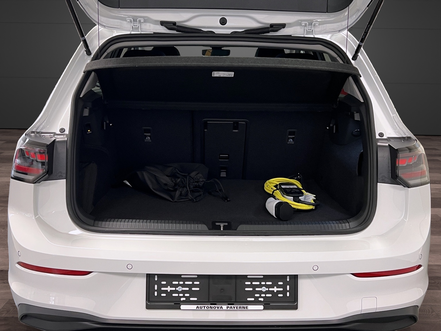 VW Golf 1.5 TSI PHEV Life-image-12