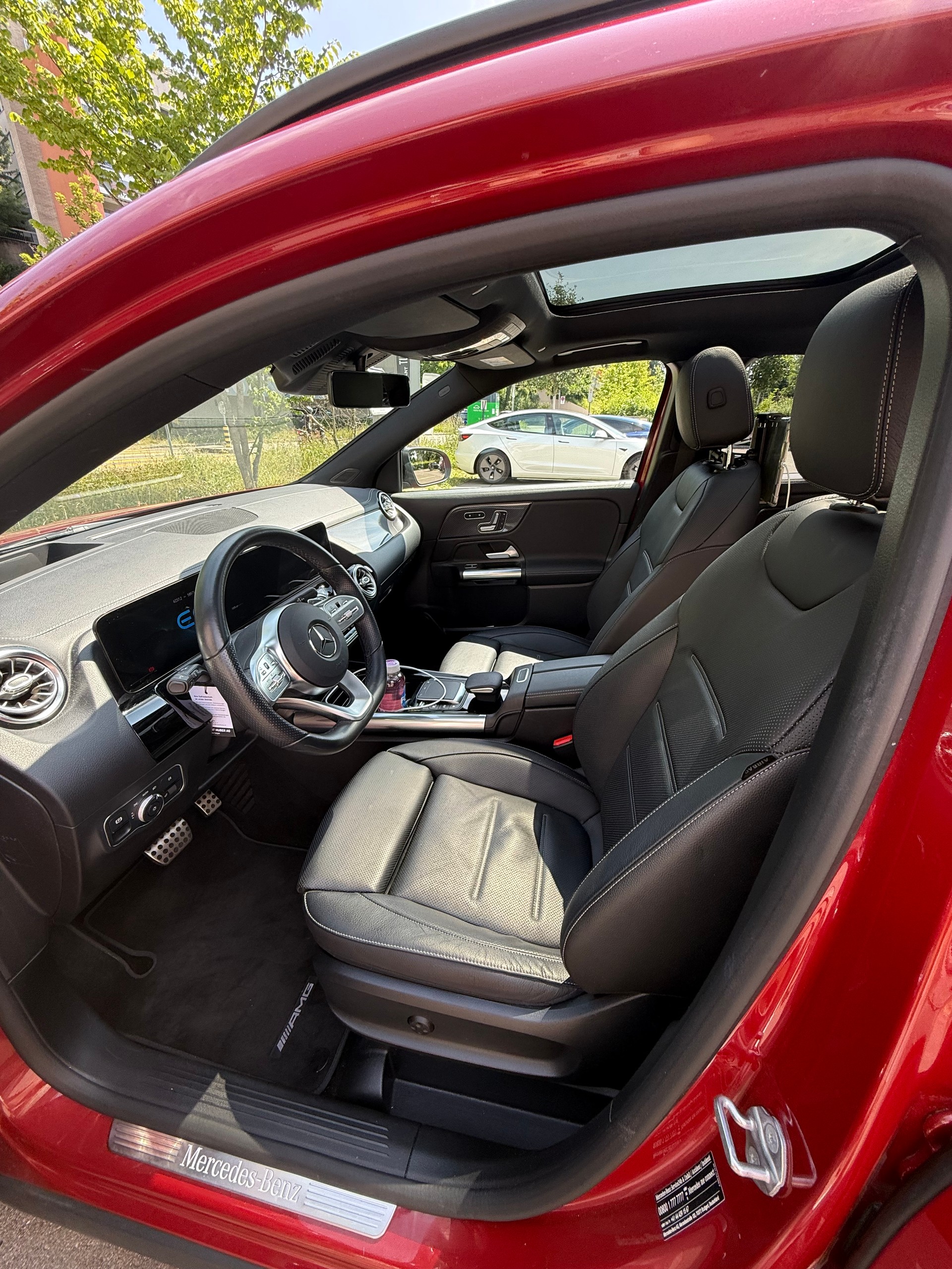 MERCEDES-BENZ GLA 250e AMG Line 8G-DCT-image-4