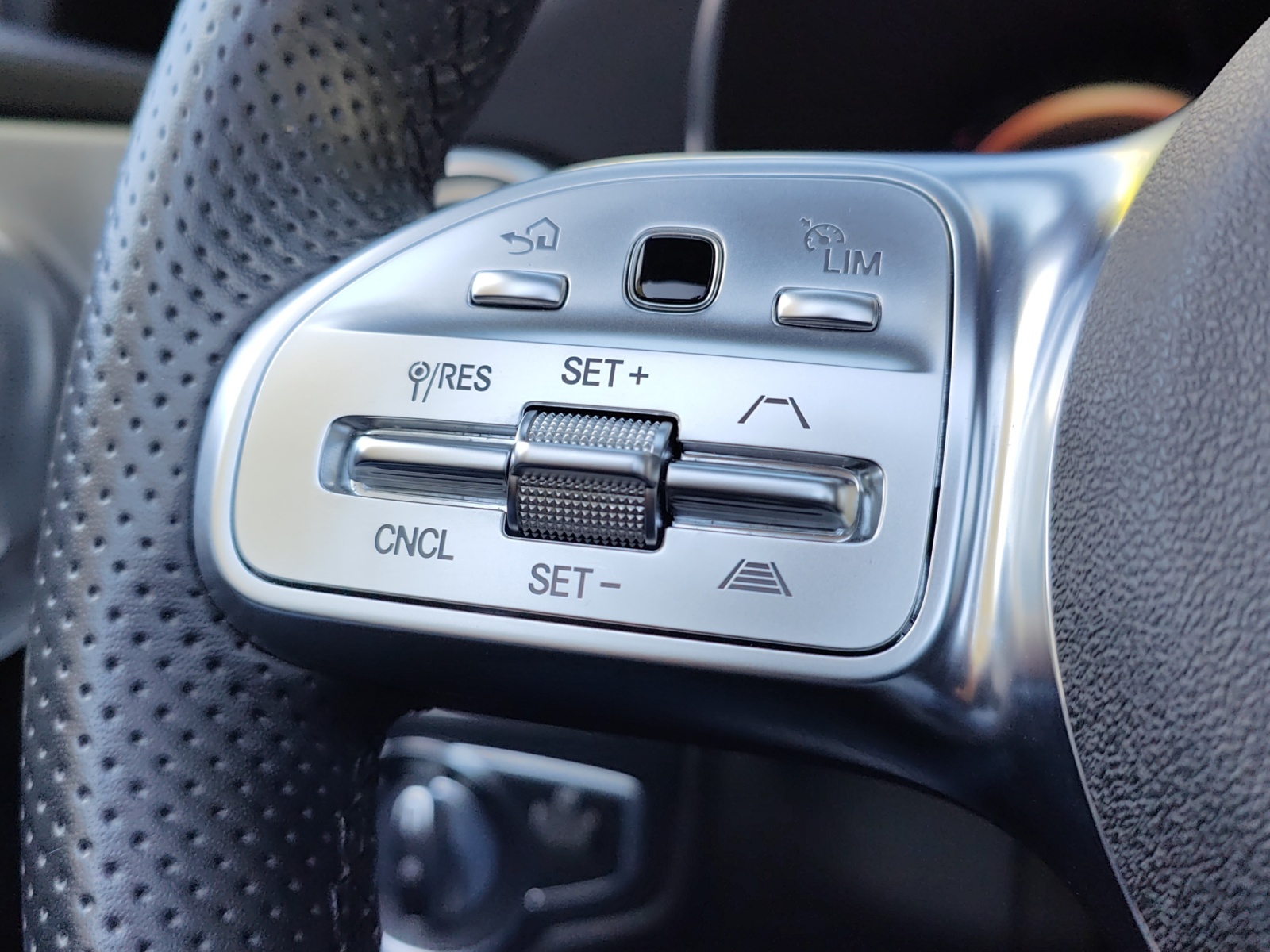 MERCEDES-BENZ C 200 AMG Line Cabriolet 4Matic 9G-Tronic-image-12