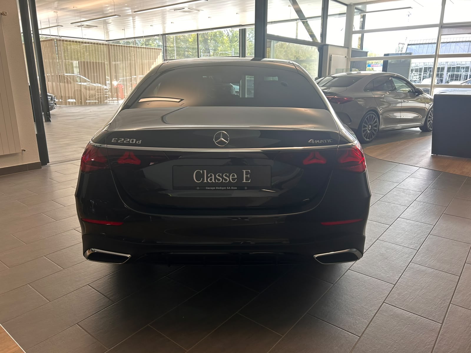 MERCEDES-BENZ E 220 d AMG Line 4matic-image-3