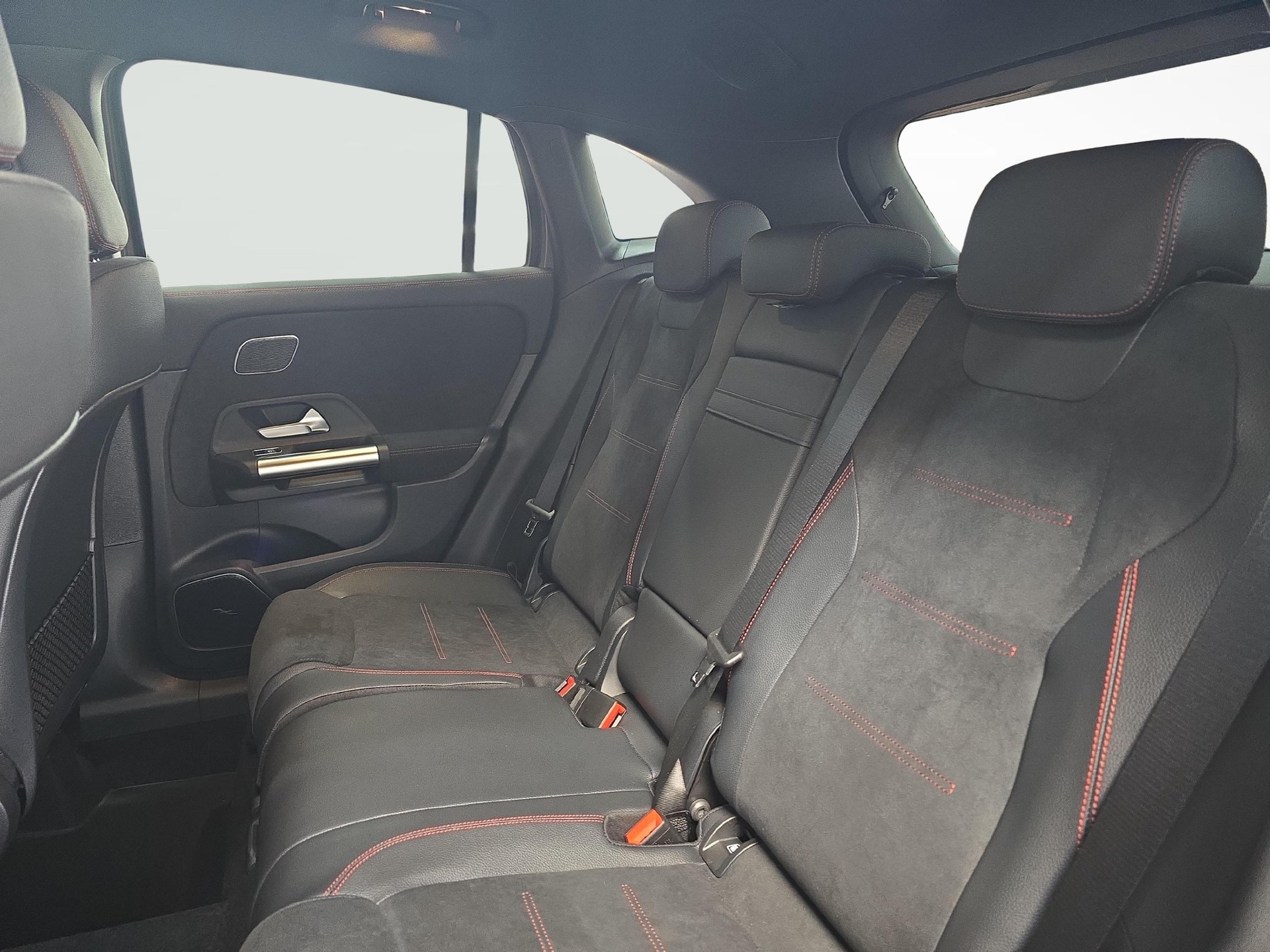 MERCEDES-BENZ GLA 250 e EQ Star AMG Line-image-8