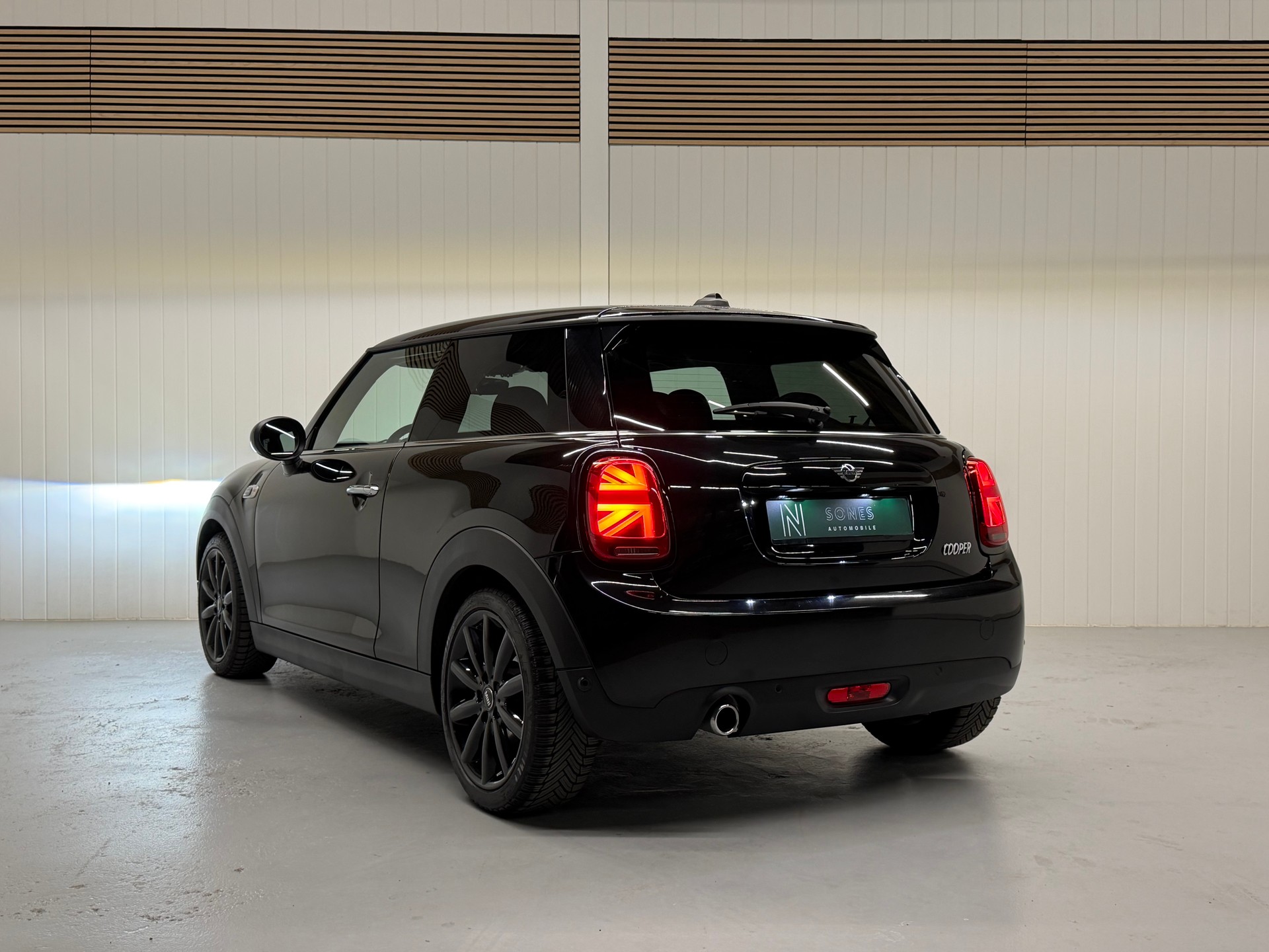 MINI Cooper Blackyard Steptronic DKG Frisch ab MFK & Service-showroom-element-2