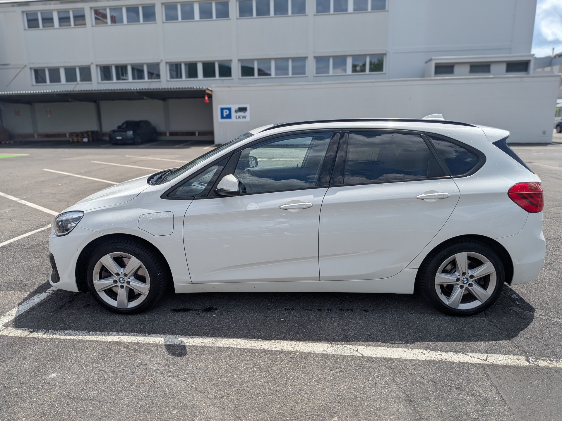 BMW 225xe-image-1