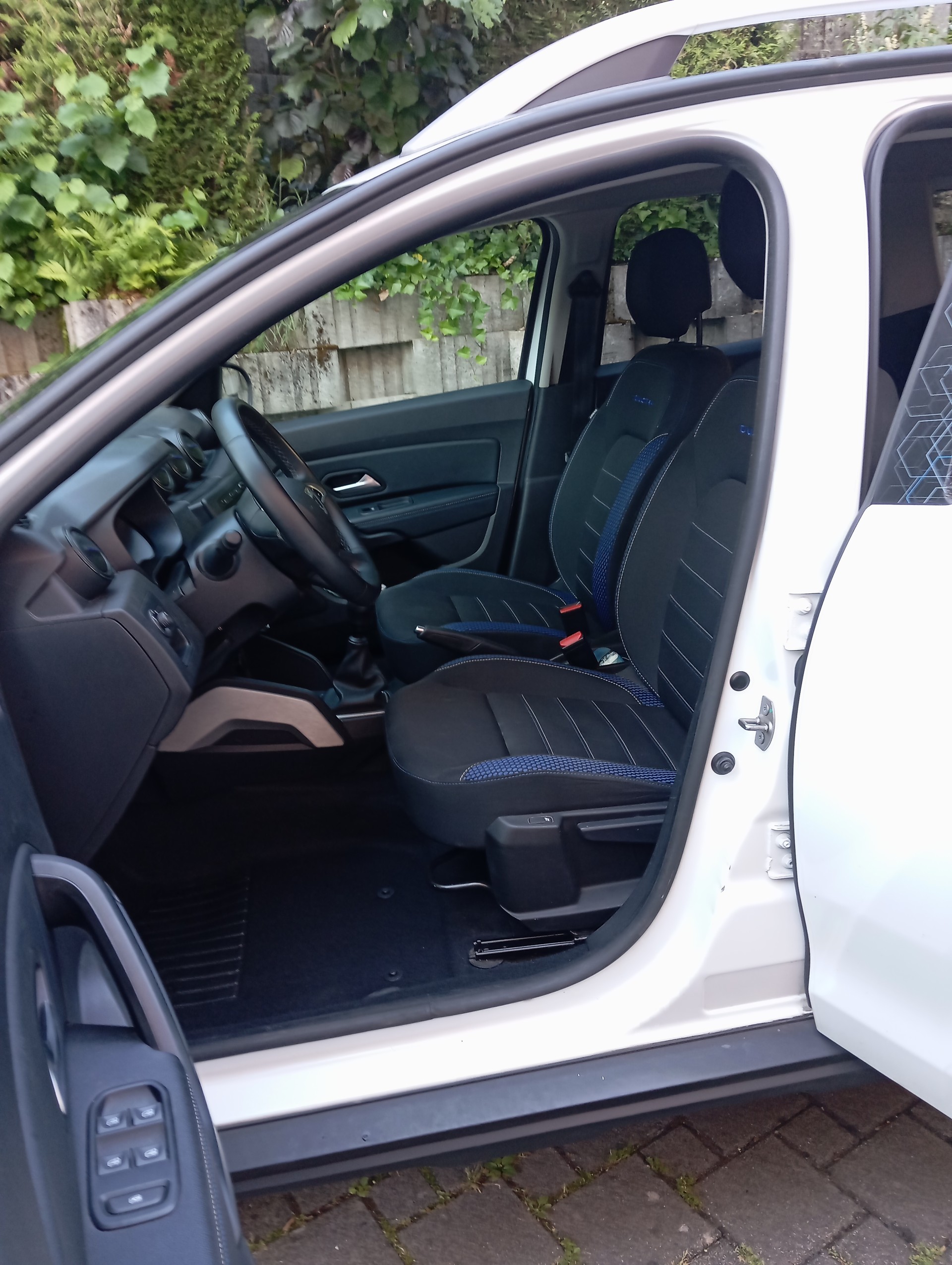 DACIA 1.5 Blue dCi Celebration 4WD-image-3