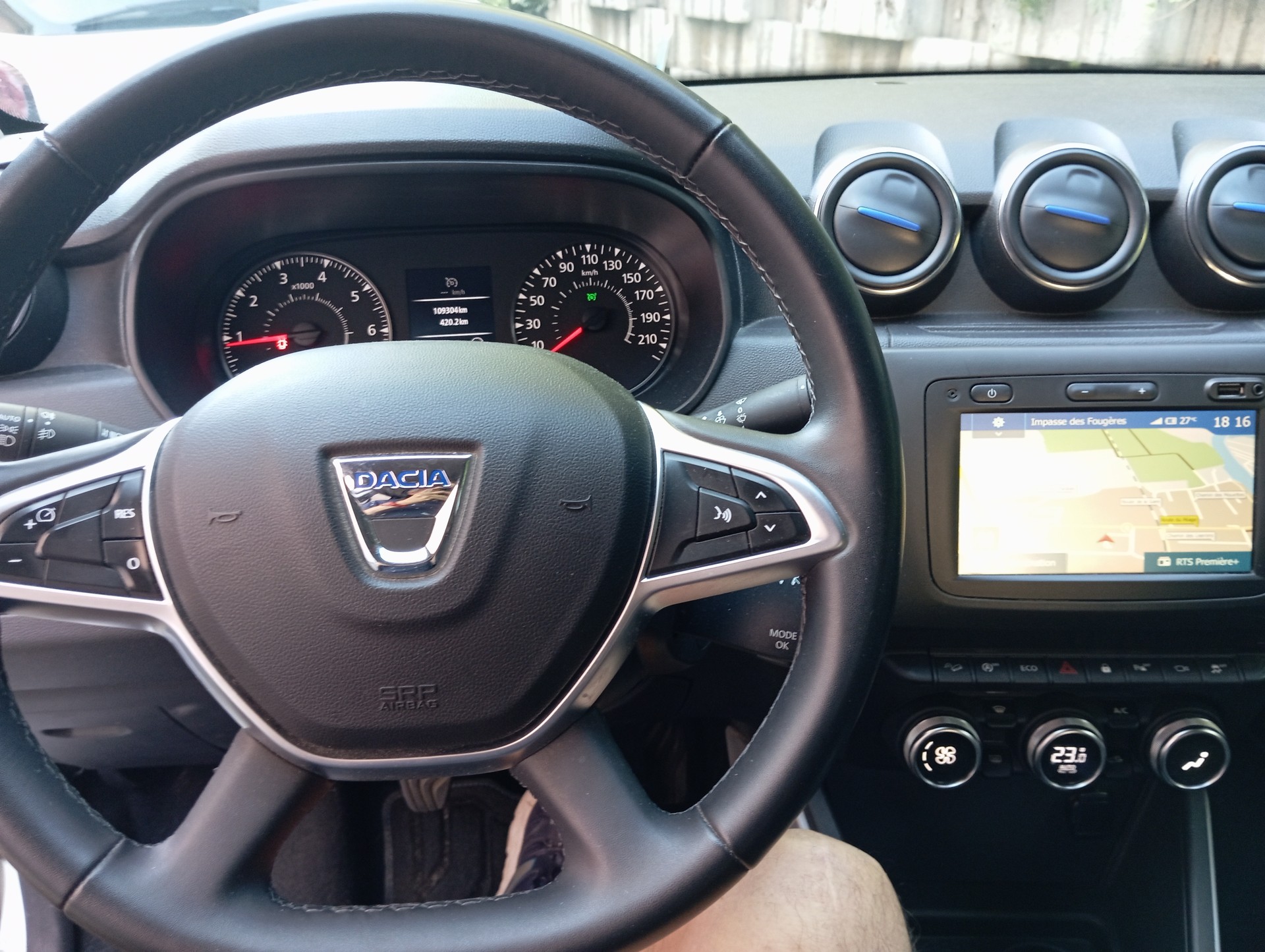 DACIA 1.5 Blue dCi Celebration 4WD-image-2