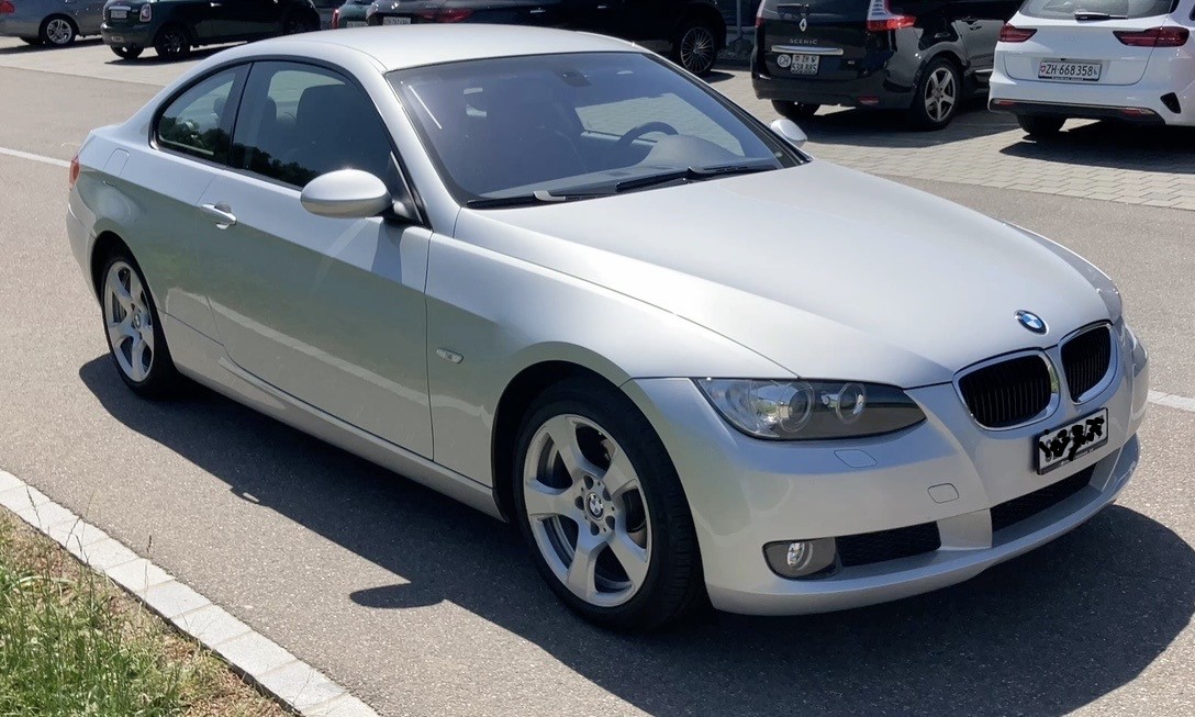BMW 320i-image-1
