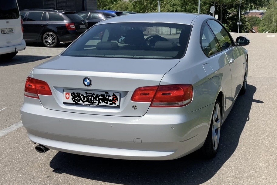 BMW 320i-image-2