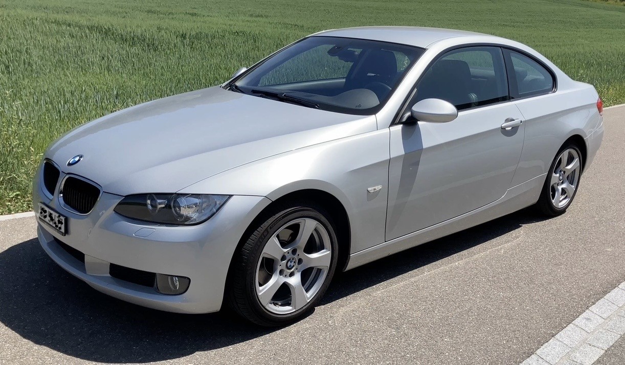 BMW 320i-image-0