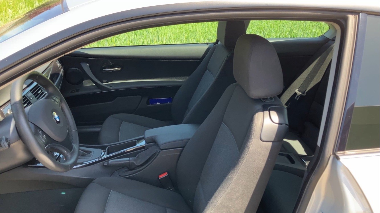 BMW 320i-image-4