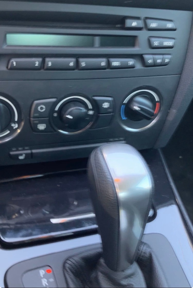 BMW 320i-image-5