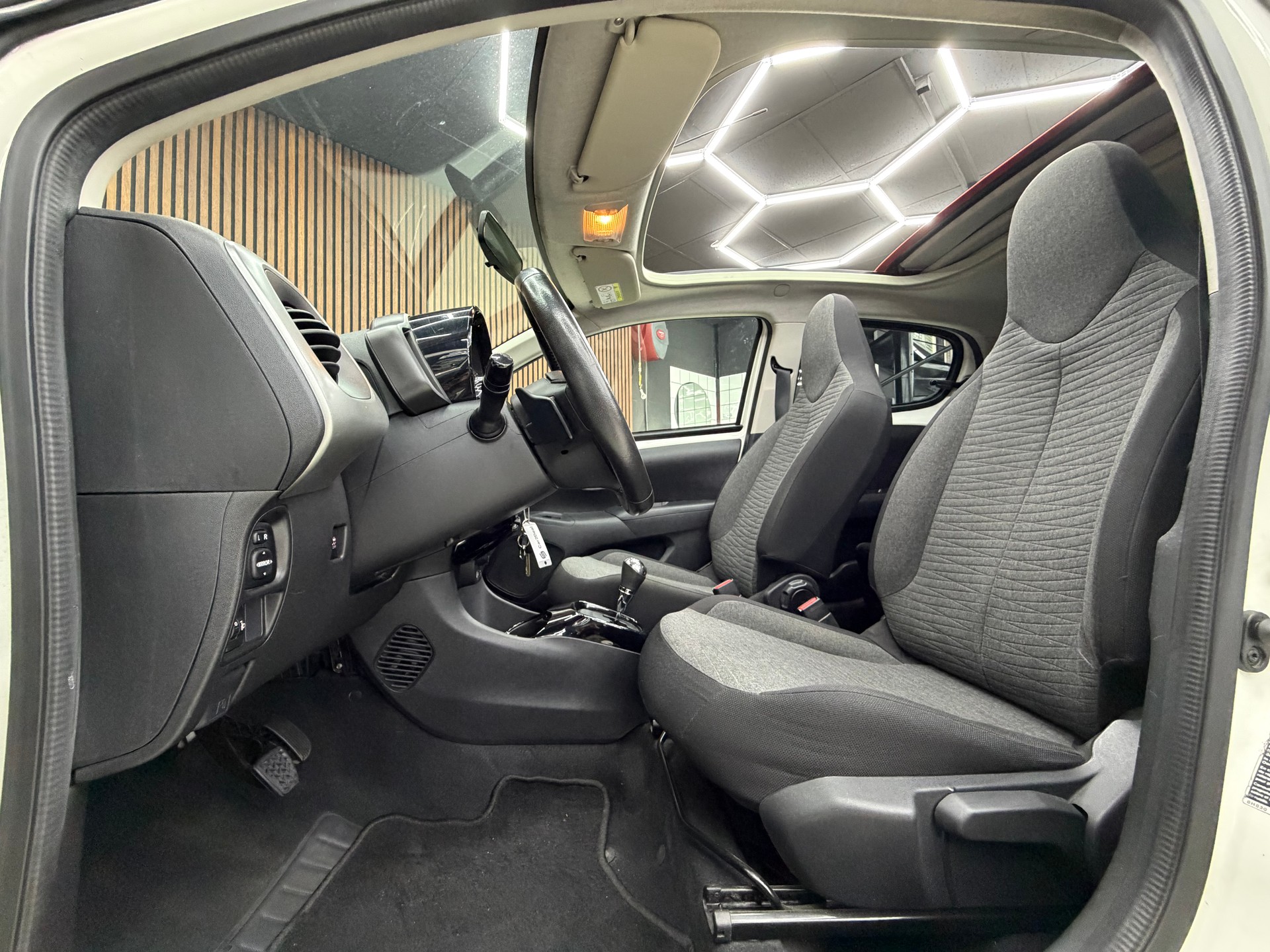 CITROEN C1 1.0 VTi ETG5 Shine Airscape-image-12