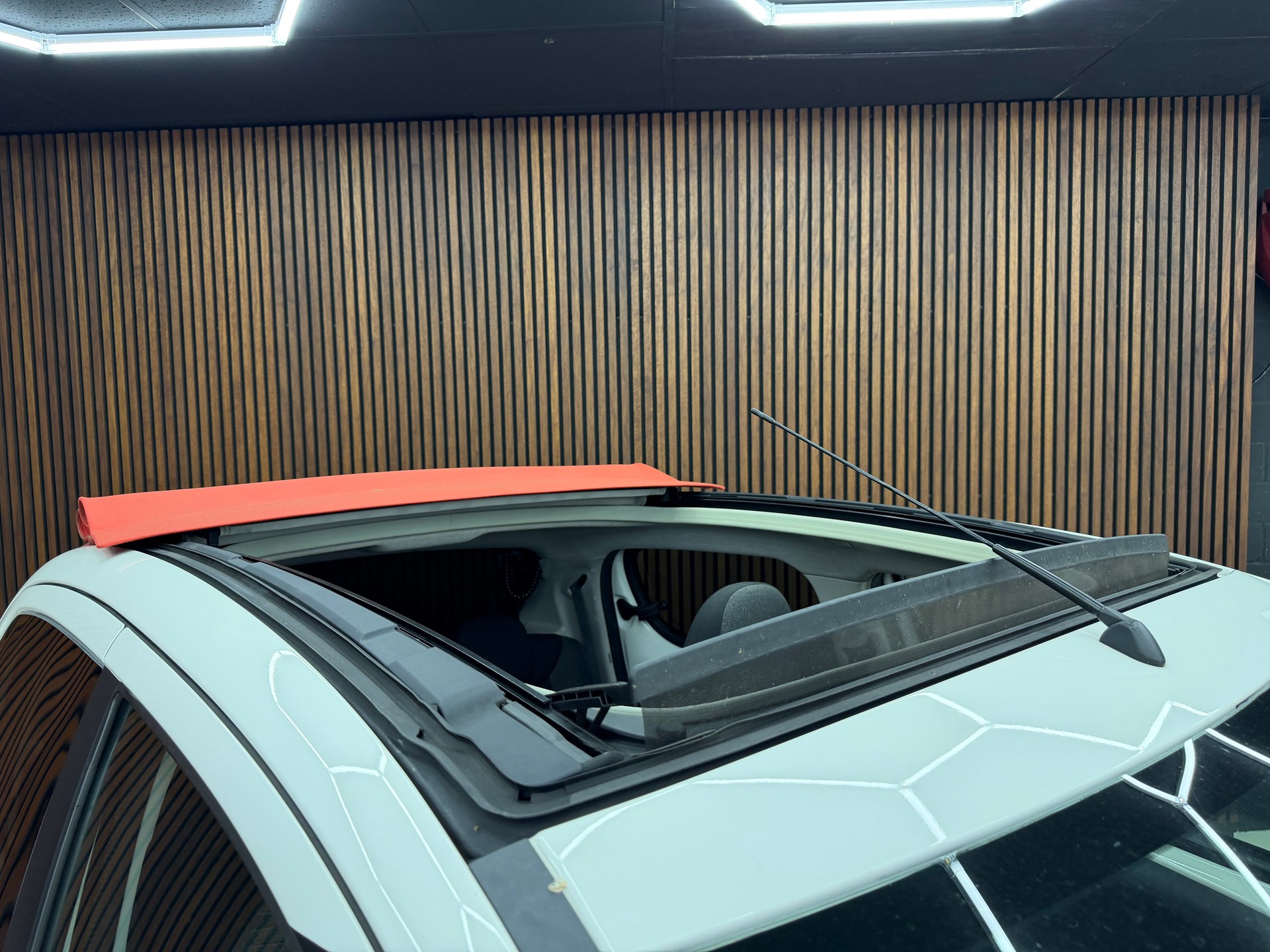 CITROEN C1 1.0 VTi ETG5 Shine Airscape-image-10