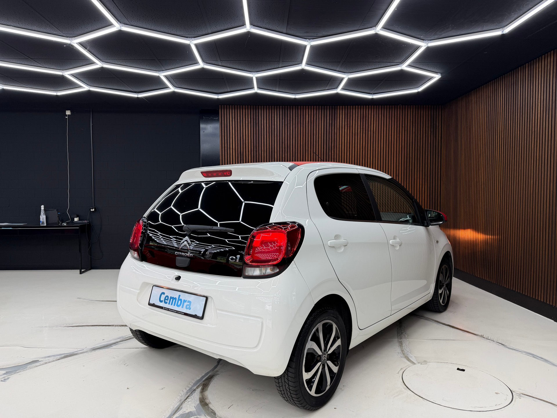 CITROEN C1 1.0 VTi ETG5 Shine Airscape-image-6