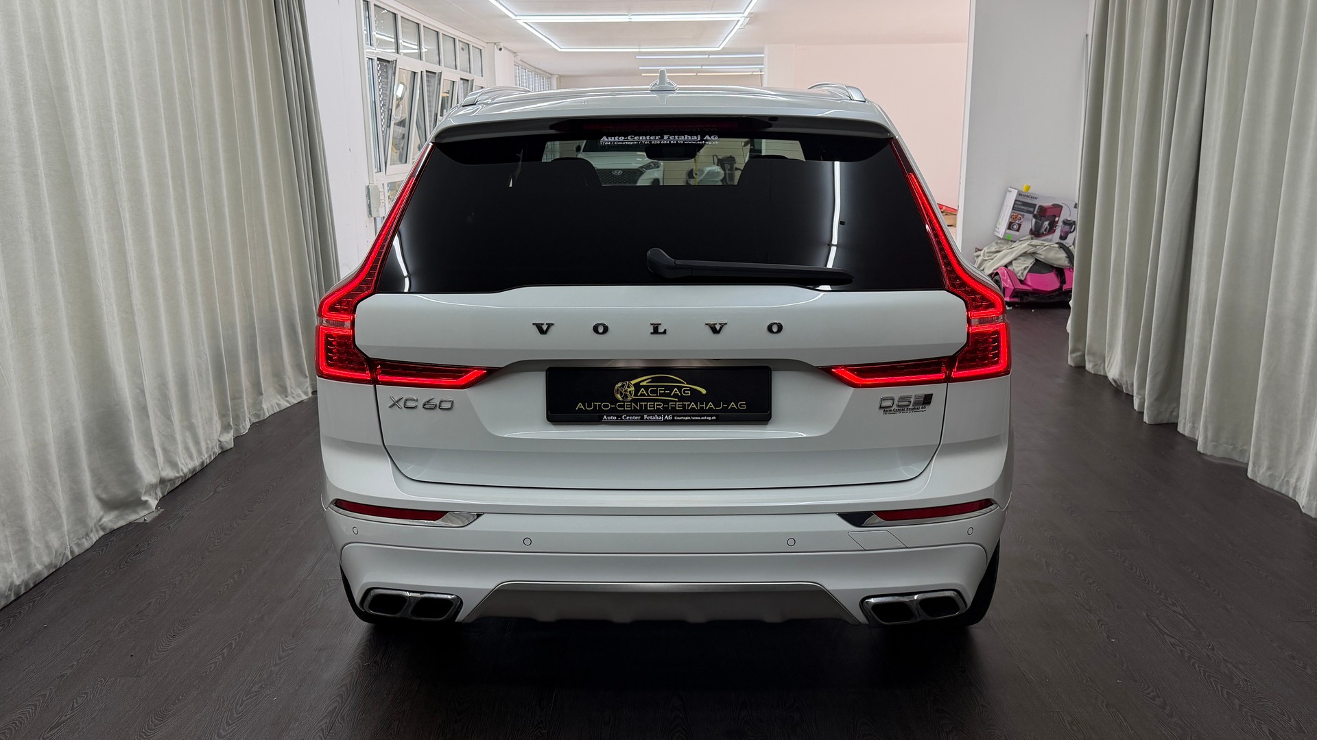 VOLVO XC60 D5 AWD Inscription Geartronic-image-4
