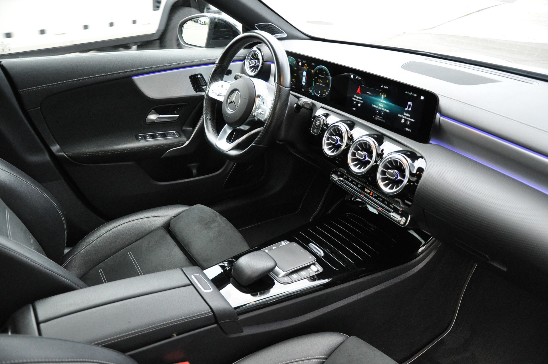 MERCEDES-BENZ CLA 250 4Matic AMG Line 7G-DCT-image-18