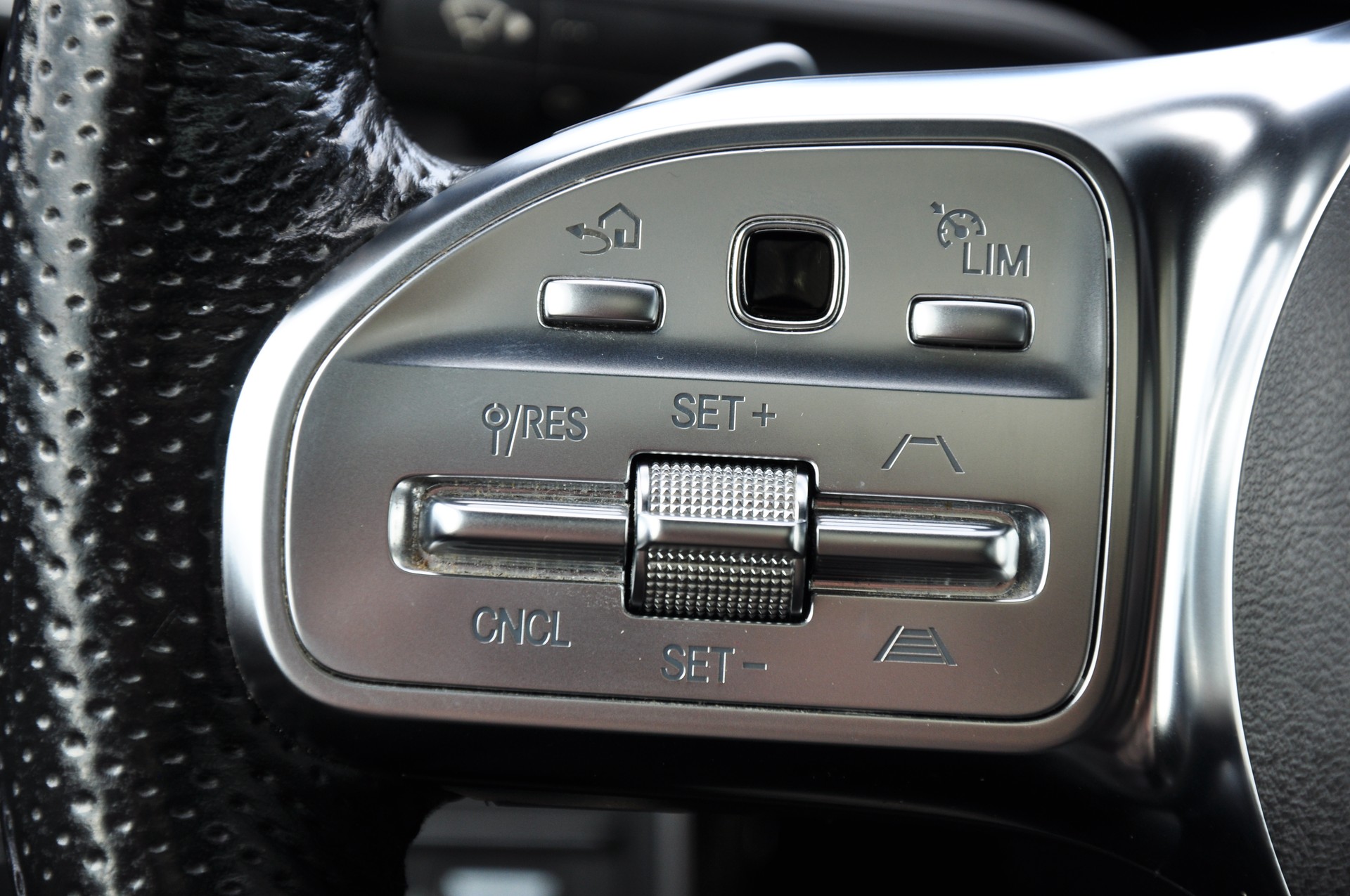 MERCEDES-BENZ CLA 250 4Matic AMG Line 7G-DCT-image-27